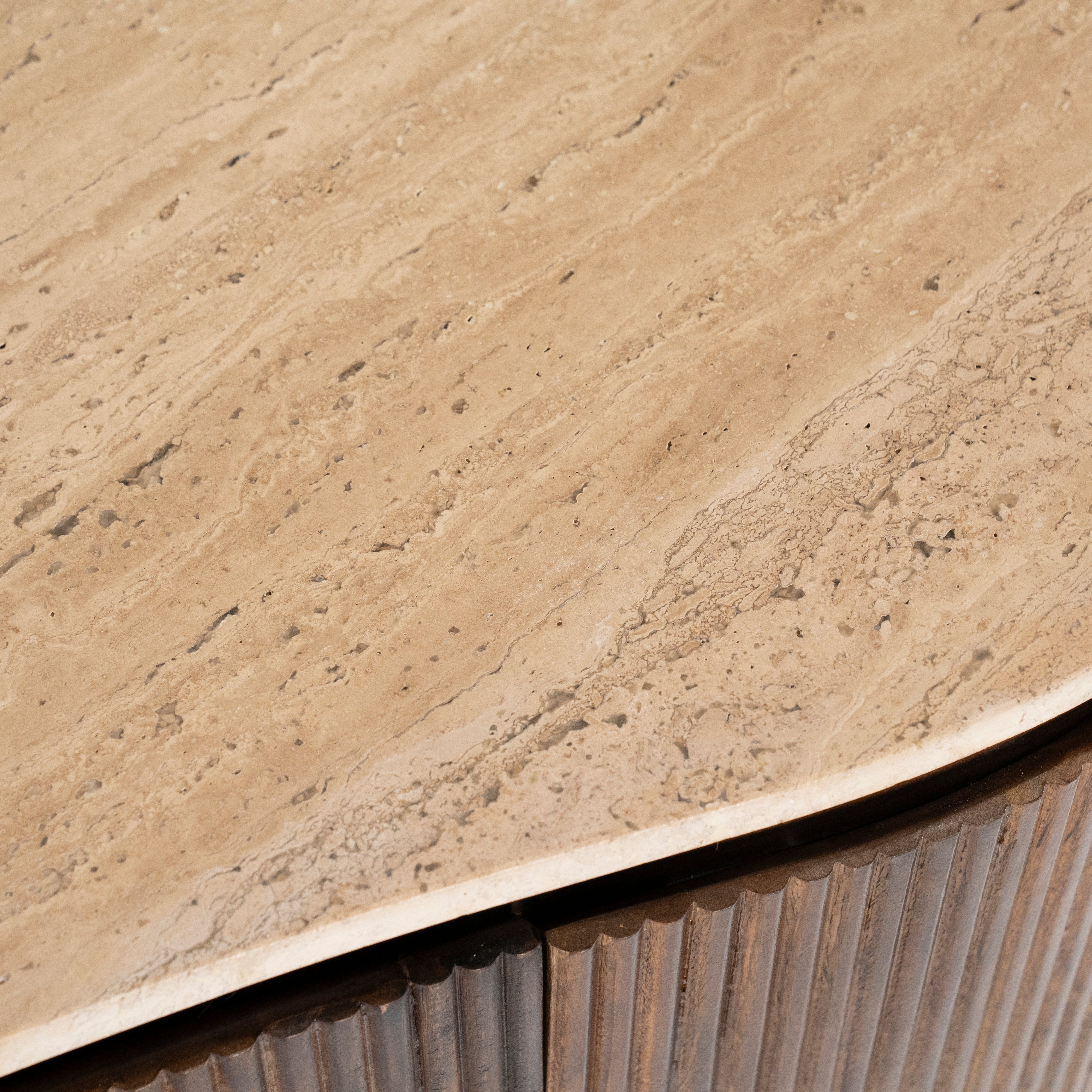 Bureau MARI van mango-hout met een blad van travertijn