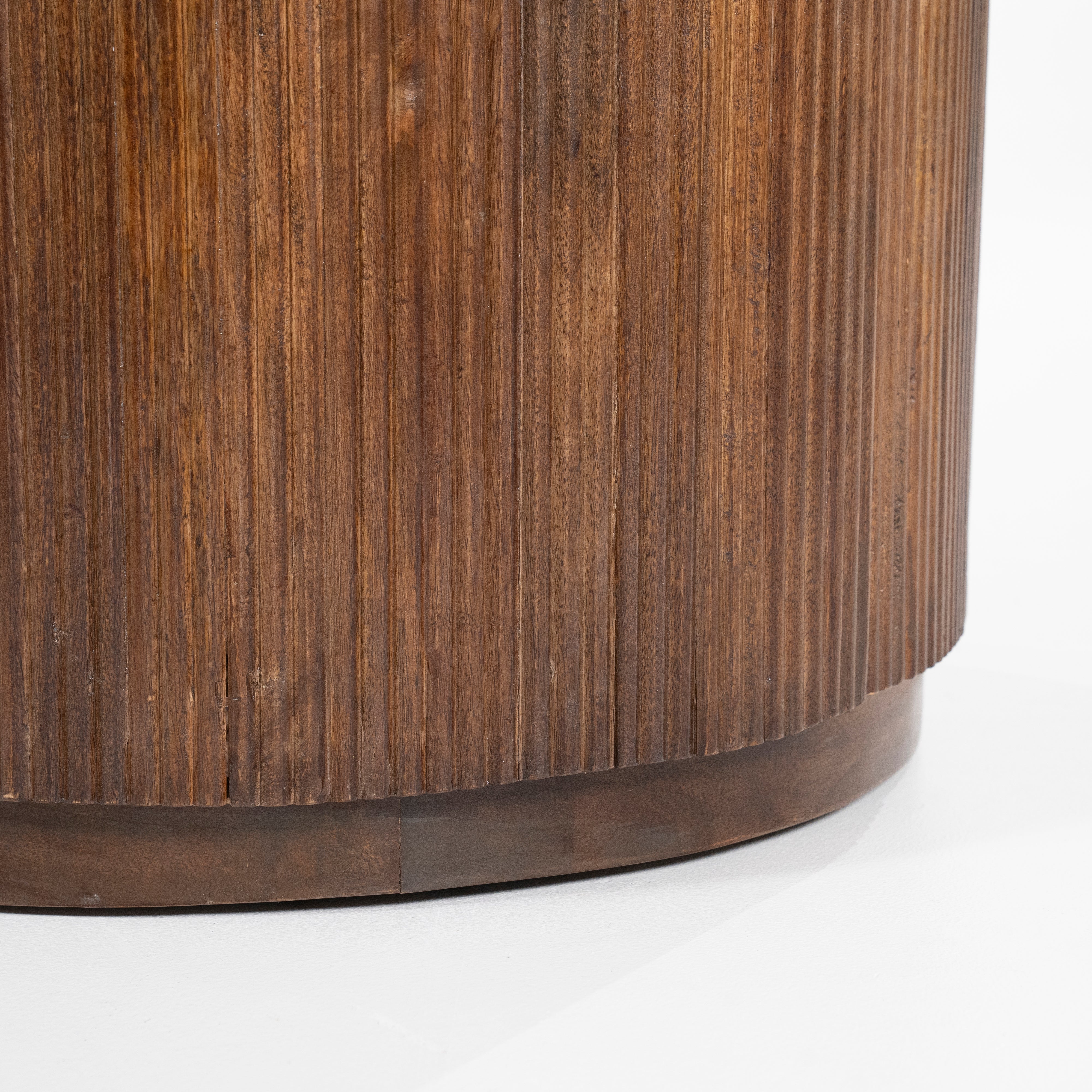 Bureau MARI van mango-hout met een blad van travertijn