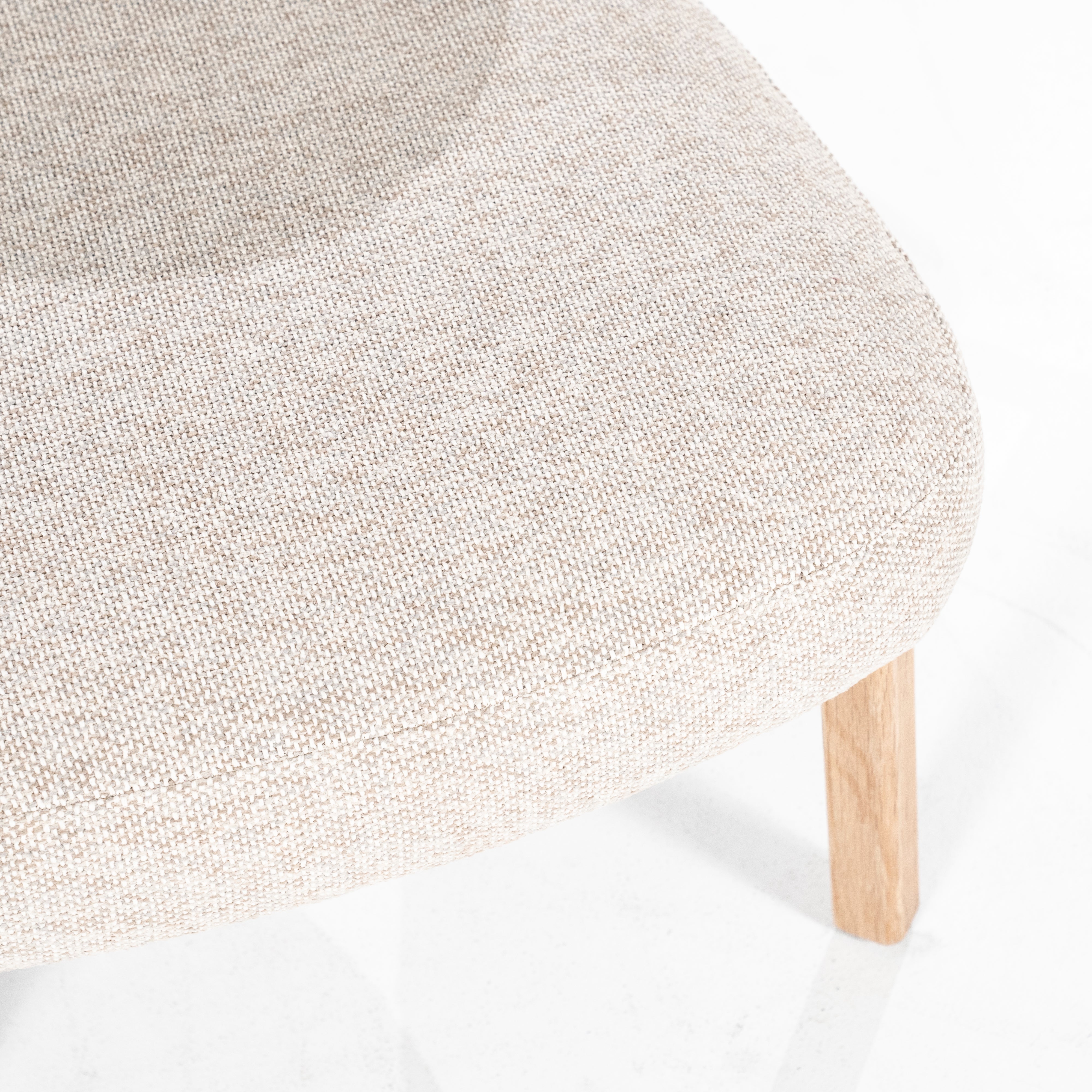 Beige MIKKY fauteuil met lichte houten basis