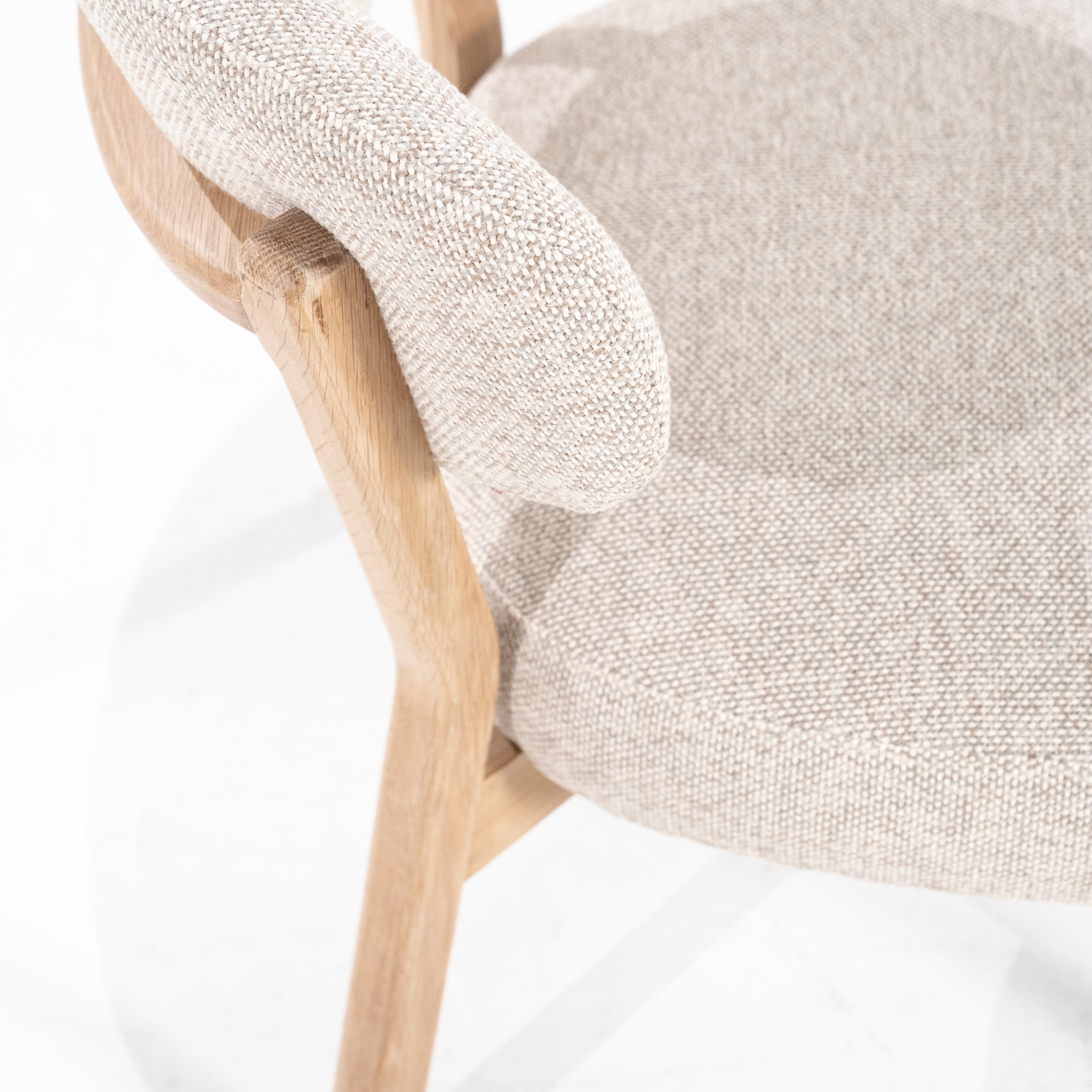Beige MIKKY fauteuil met lichte houten basis