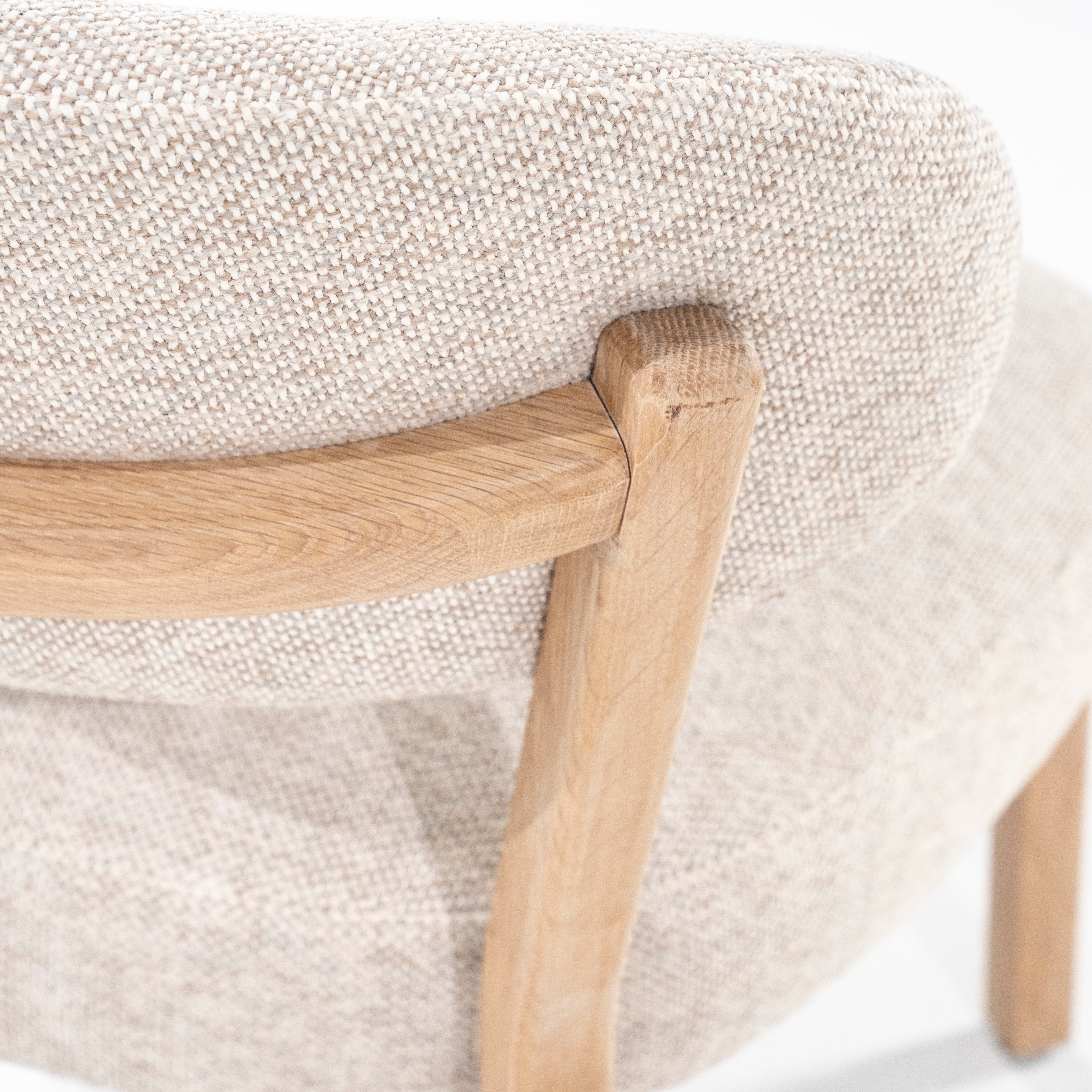 Beige MIKKY fauteuil met lichte houten basis