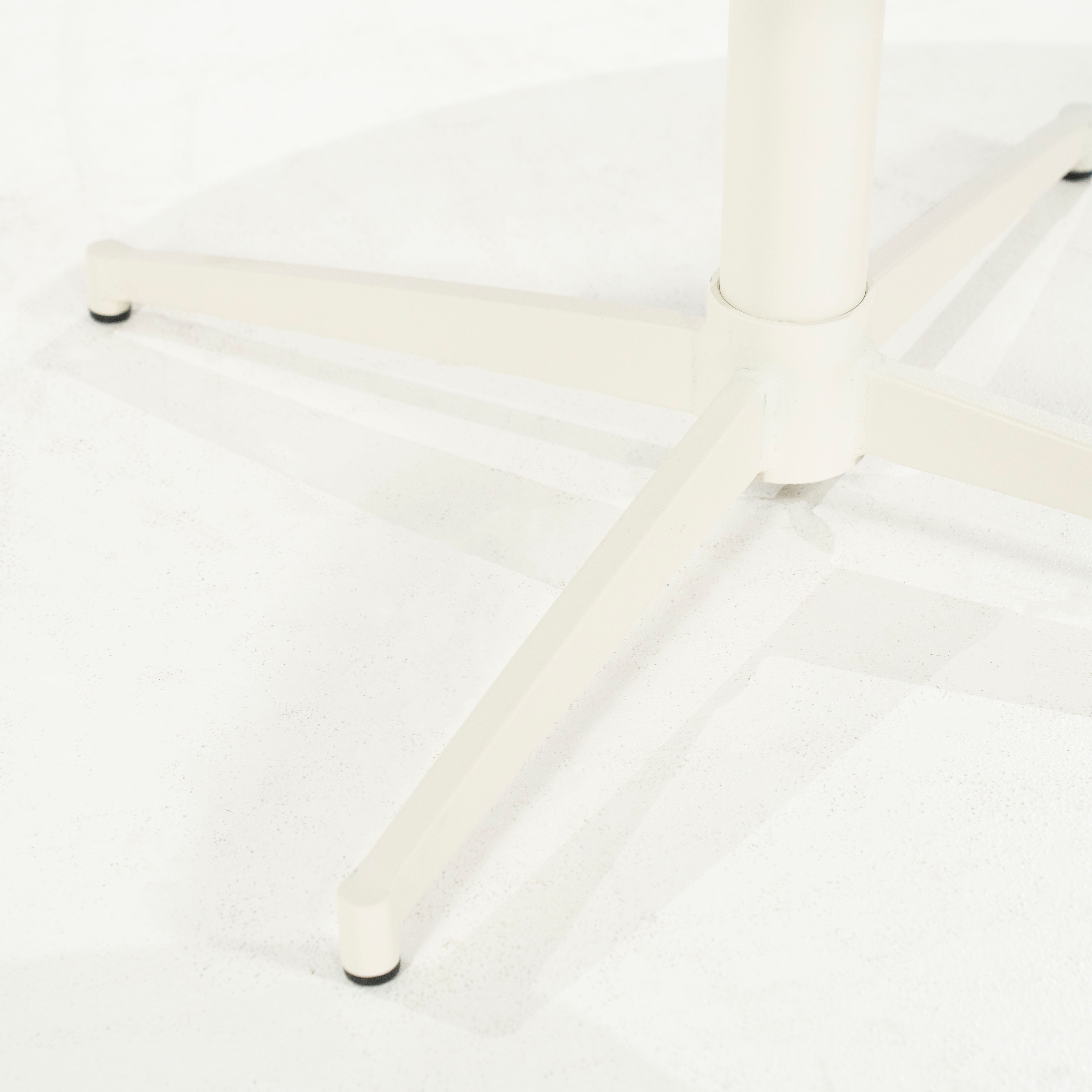 Draaistoel MOLLY beige met een crèmekleurige basis