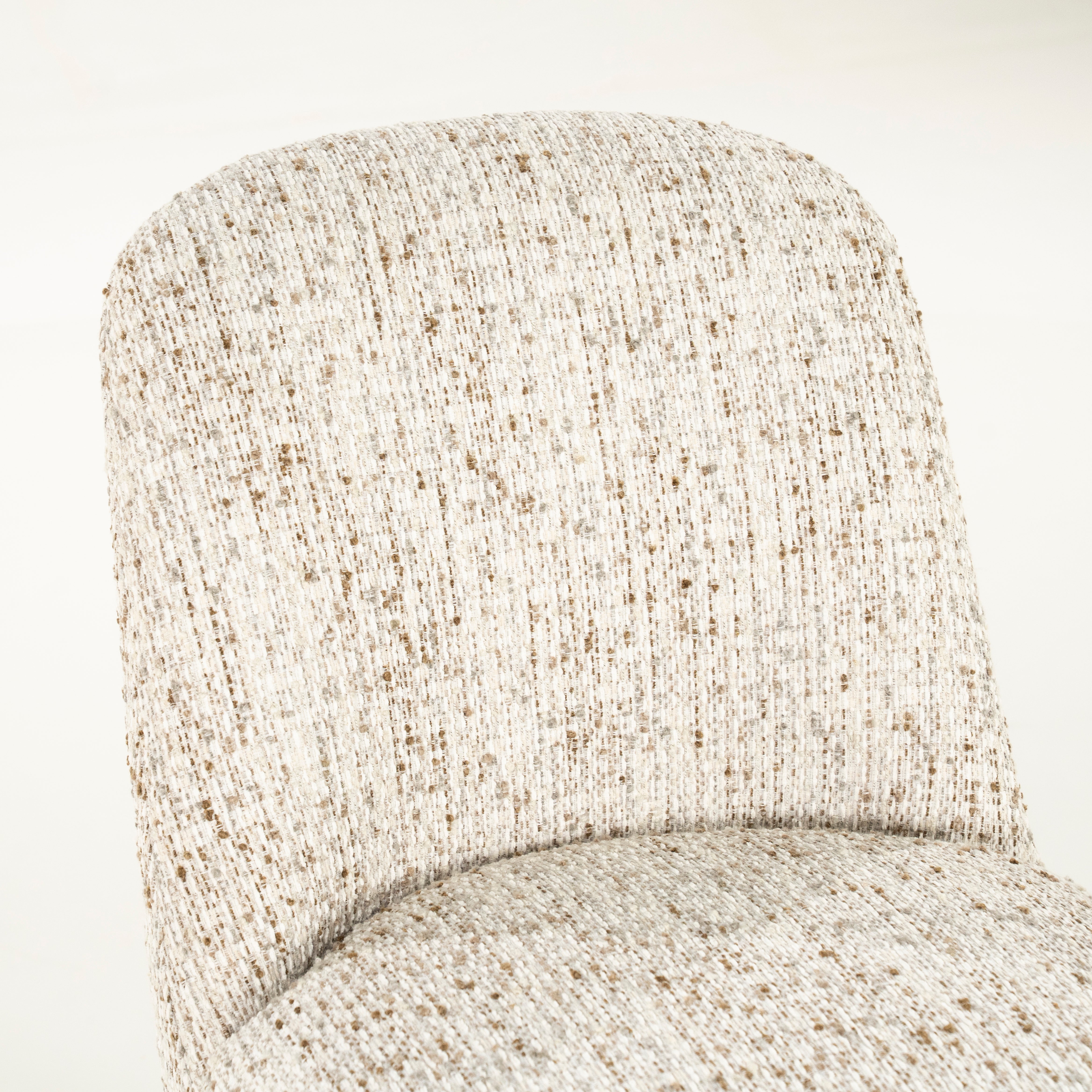 Stoel TOBIAS beige met een donkerbruine basis