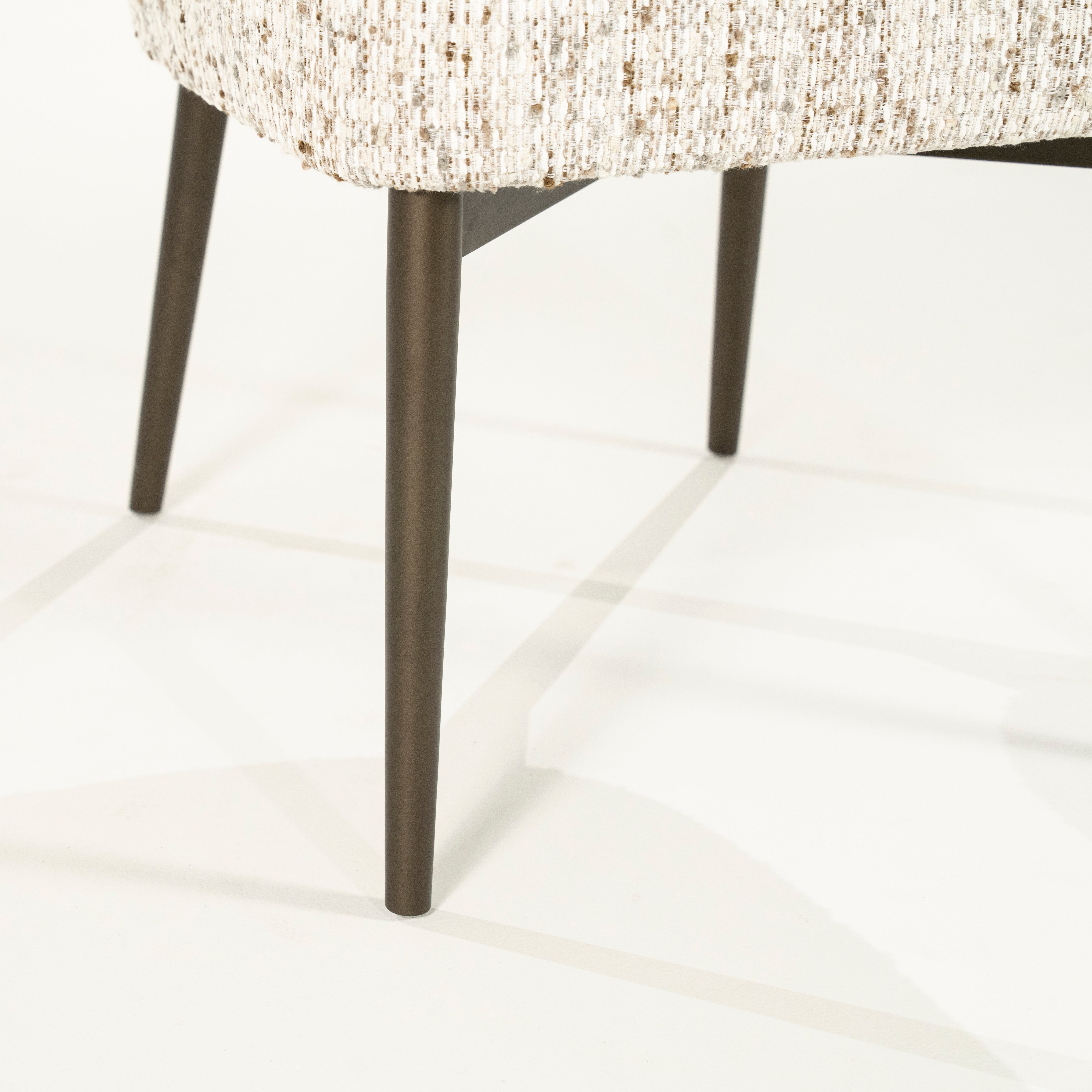 Stoel TOBIAS beige met een donkerbruine basis