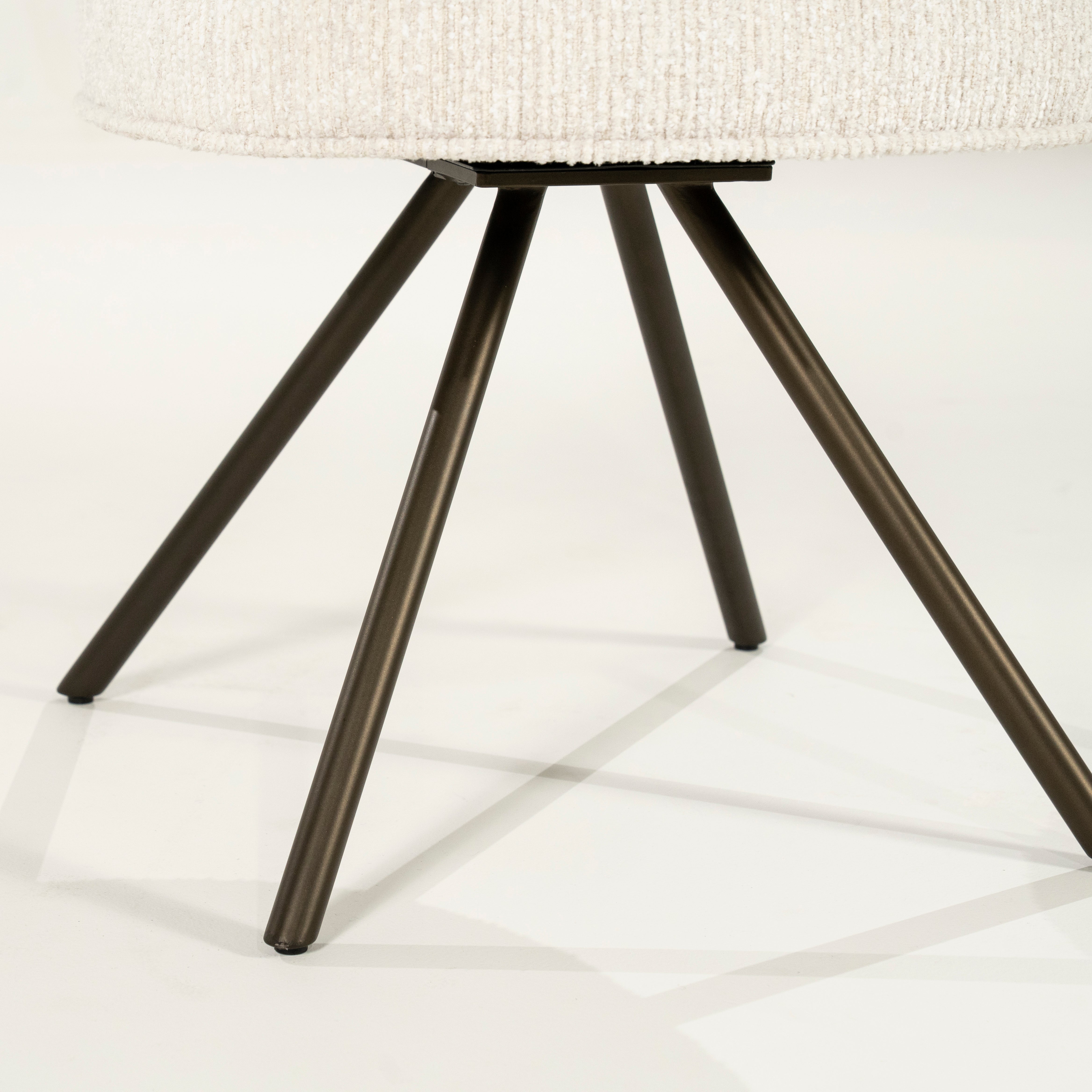 Drehstuhl JAYSON beige mit dunkelbraunem Fuß