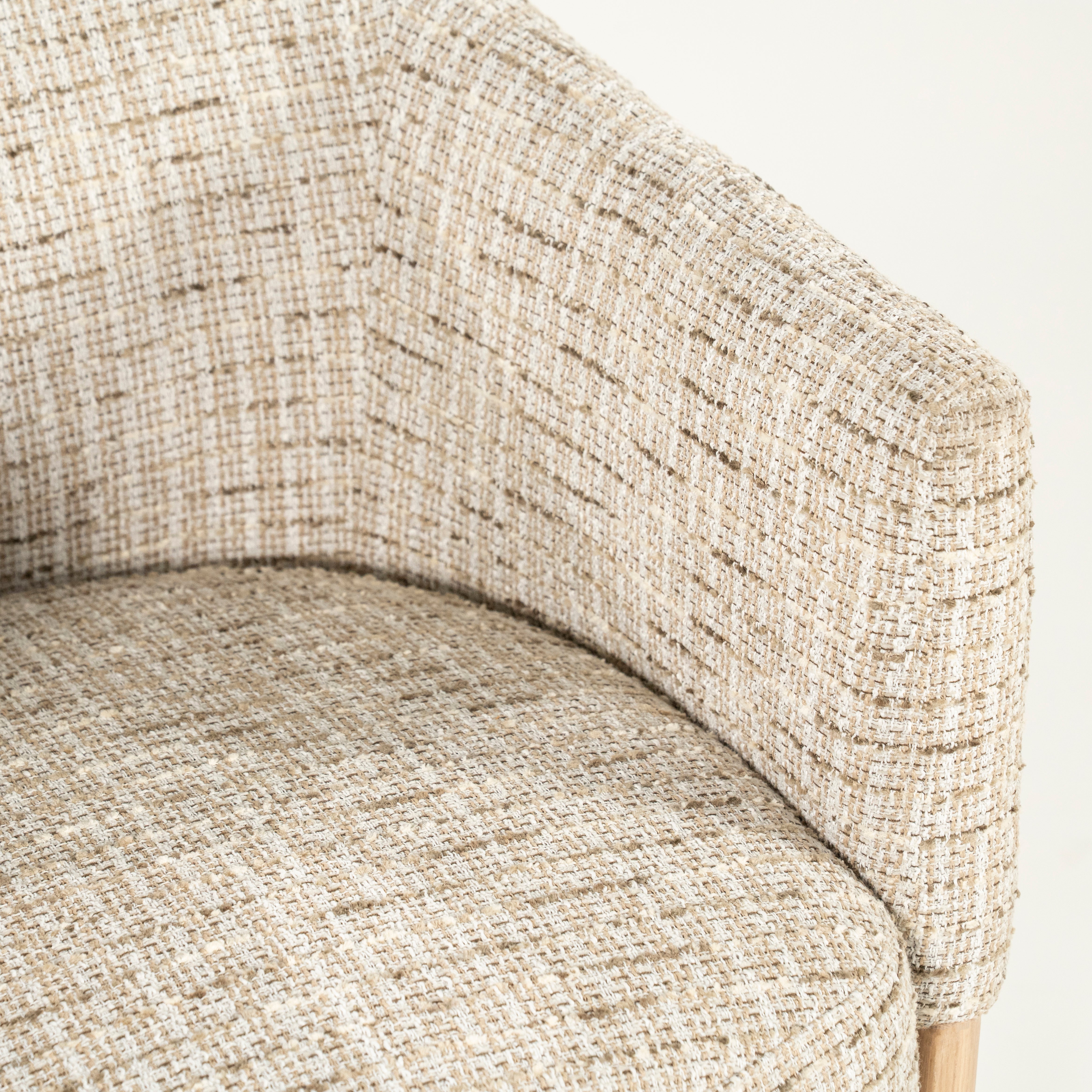Beige MICHA fauteuil met eiken basis