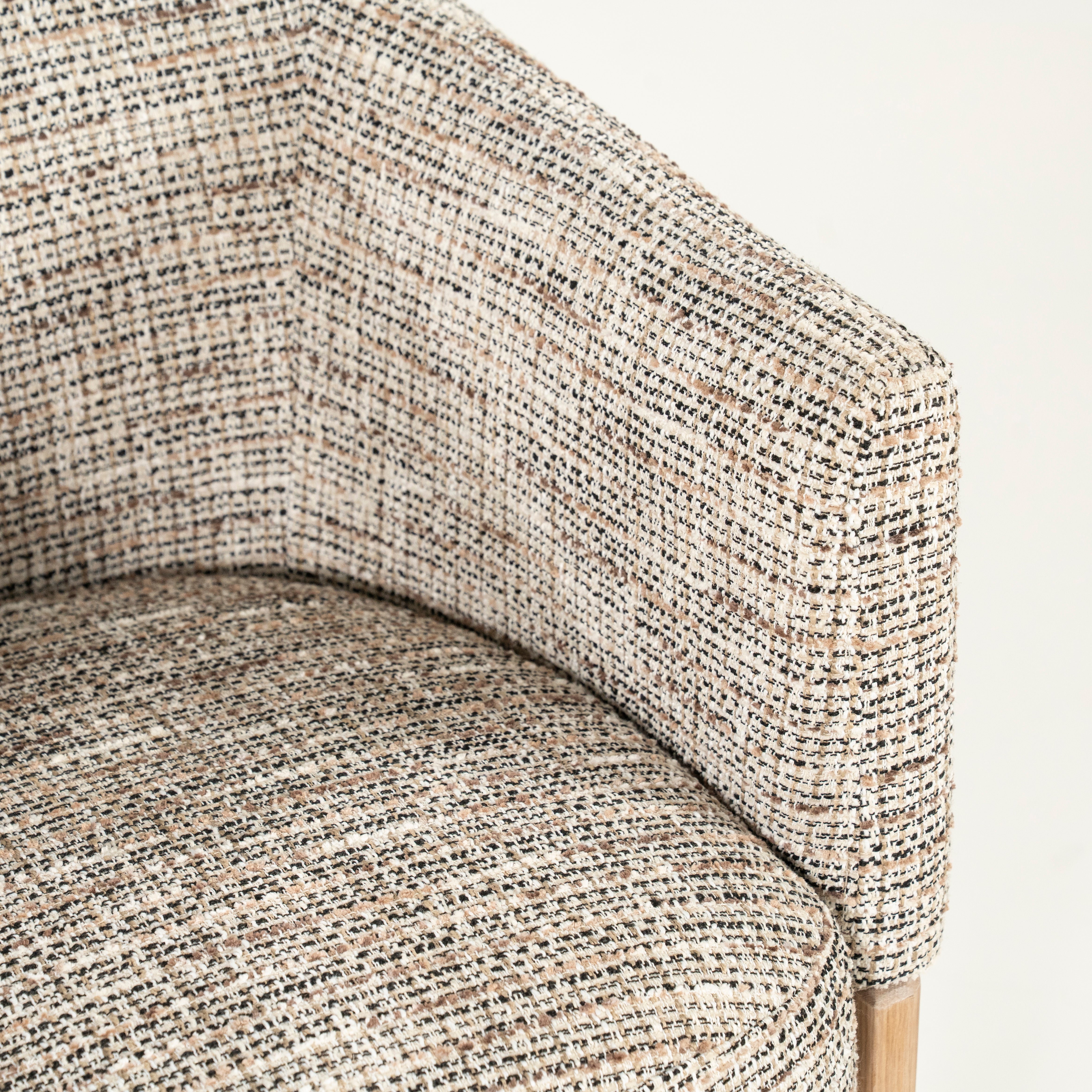 Fauteuil MICHA taupe met eiken basis