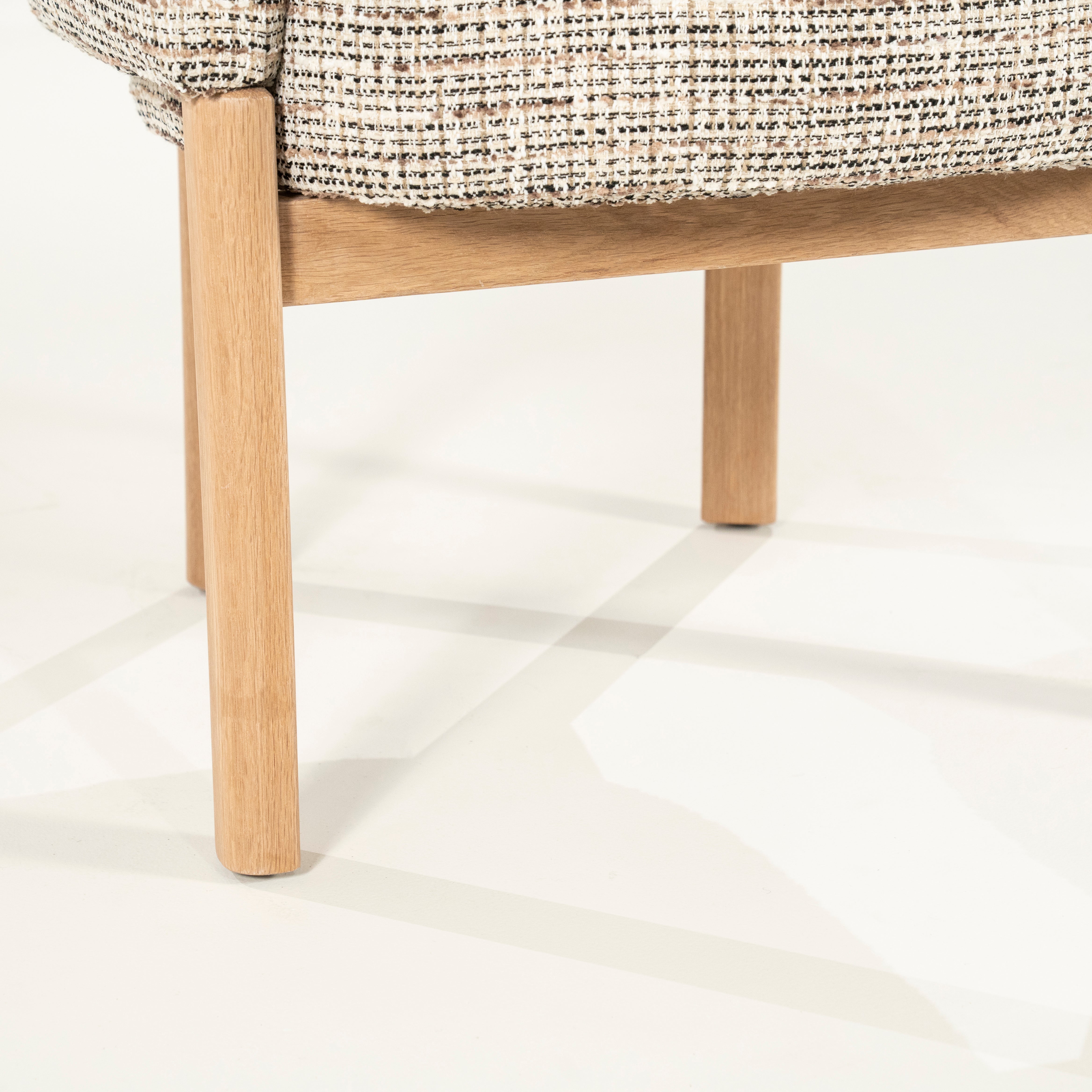 Fauteuil MICHA taupe met eiken basis