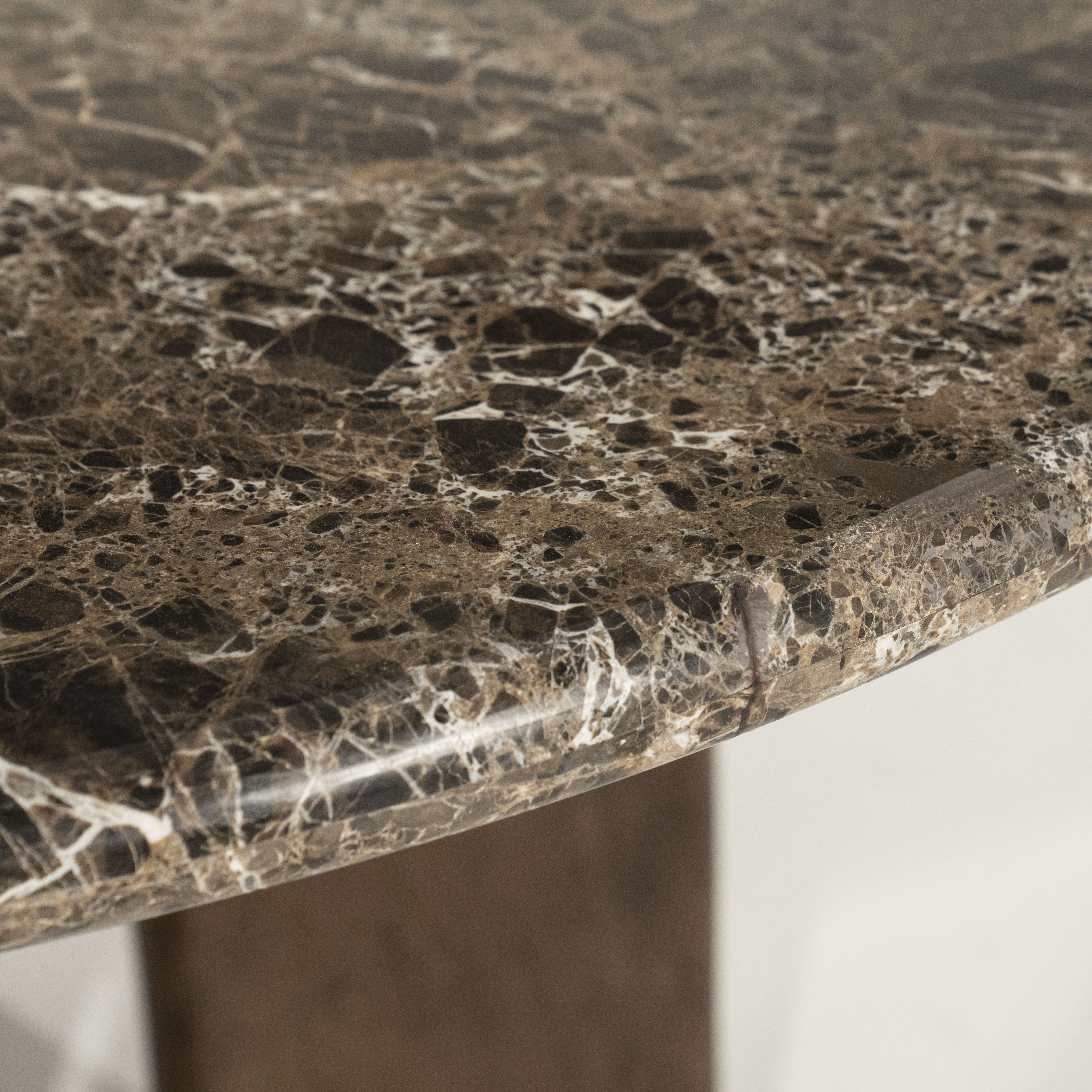 Tafel LANDO donkerbruin marmer met houten basis