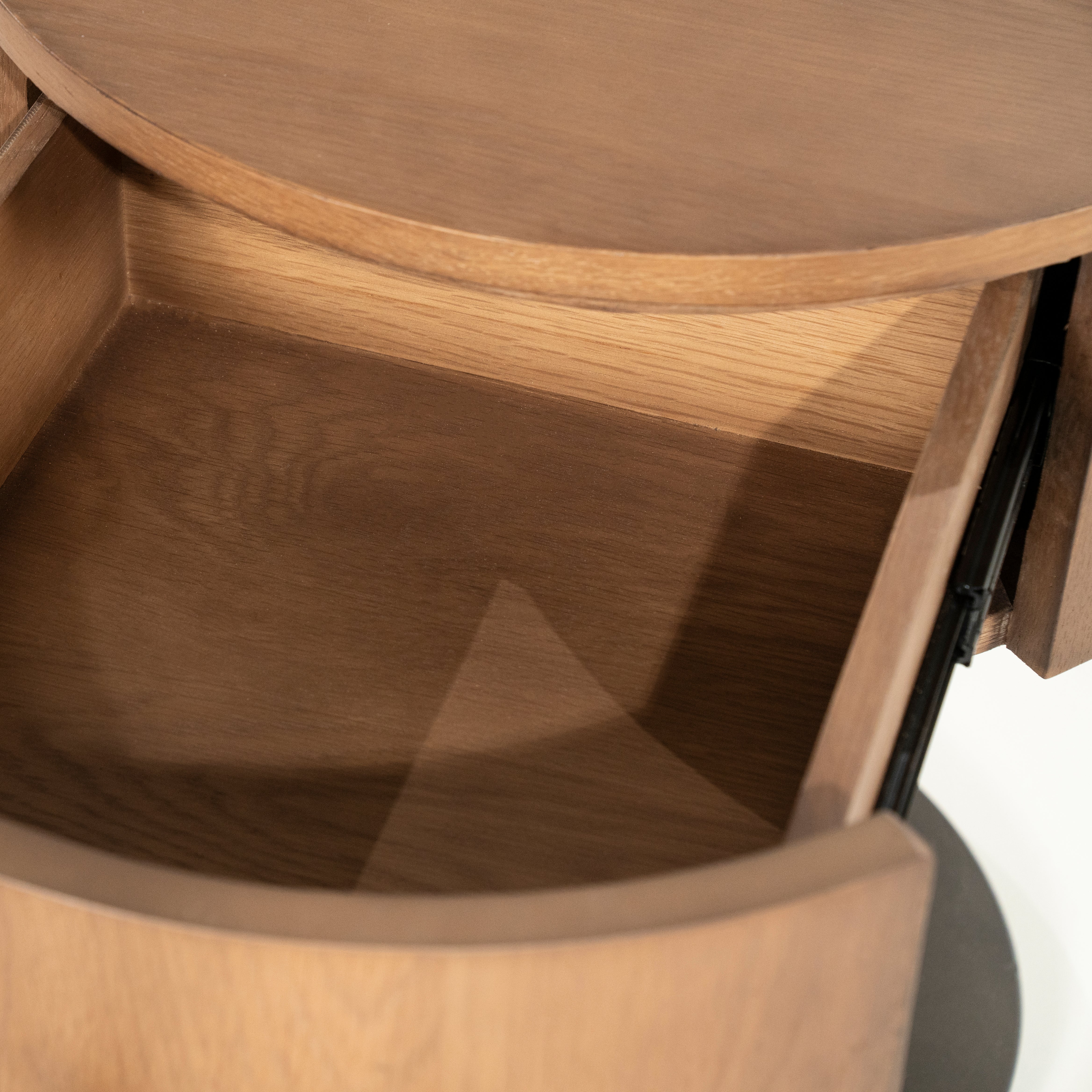 Nachttisch SKYE dunkles Eichenholz mit Metallbasis