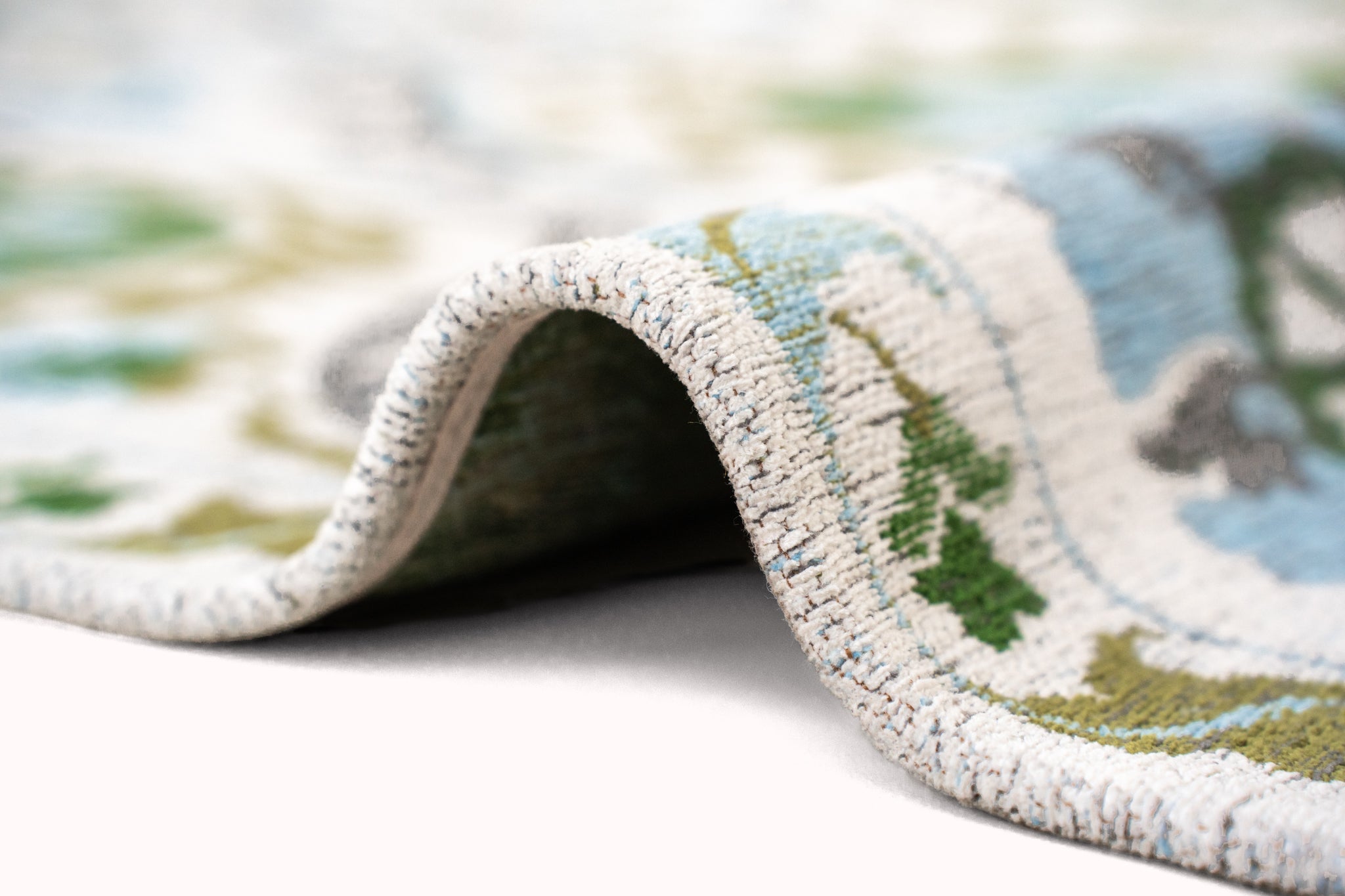 SUZANI SLAVIA rug broken white with green and blue