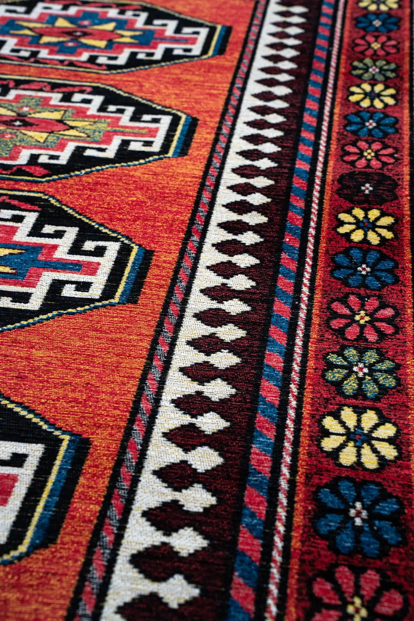 Dywan ANTALIA RED MIX czerwony do salonu – Louis de Poortere