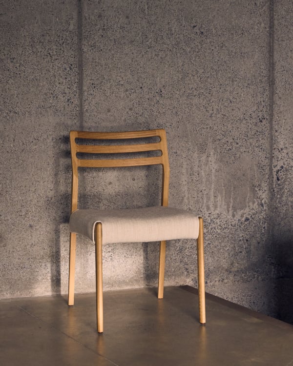 CUDIA chair in beige chenille with an oak base