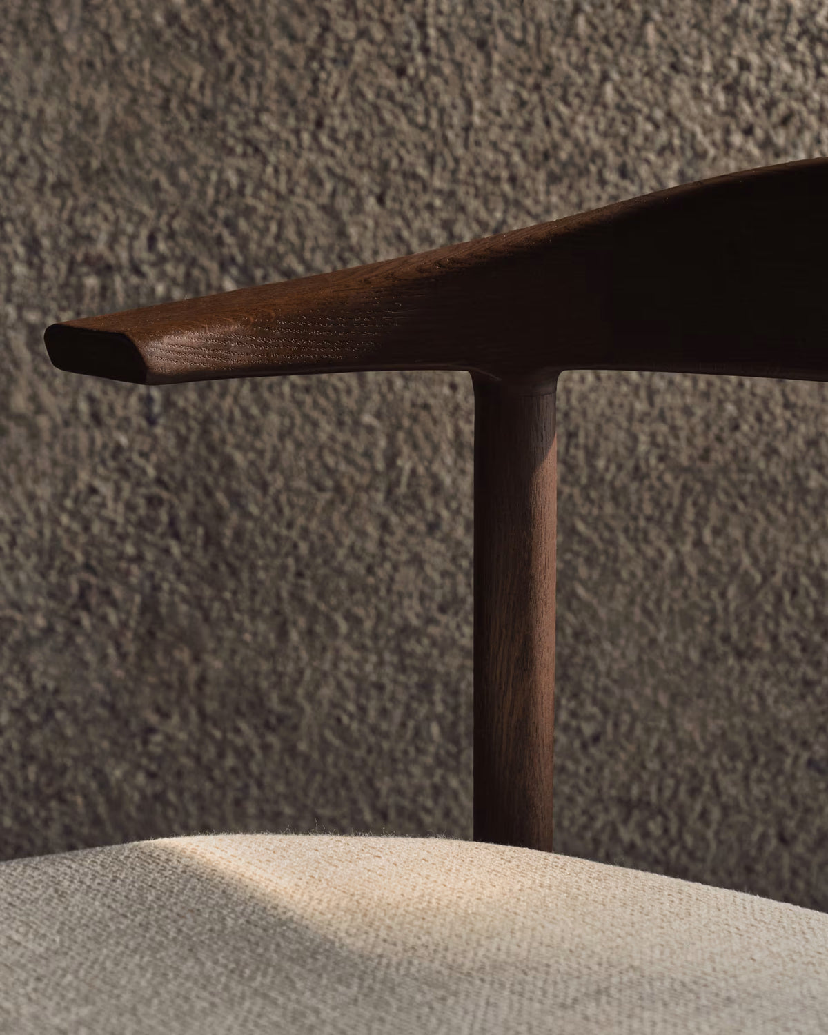 Stoel TIMONS beige chenille met een donkere eiken basis