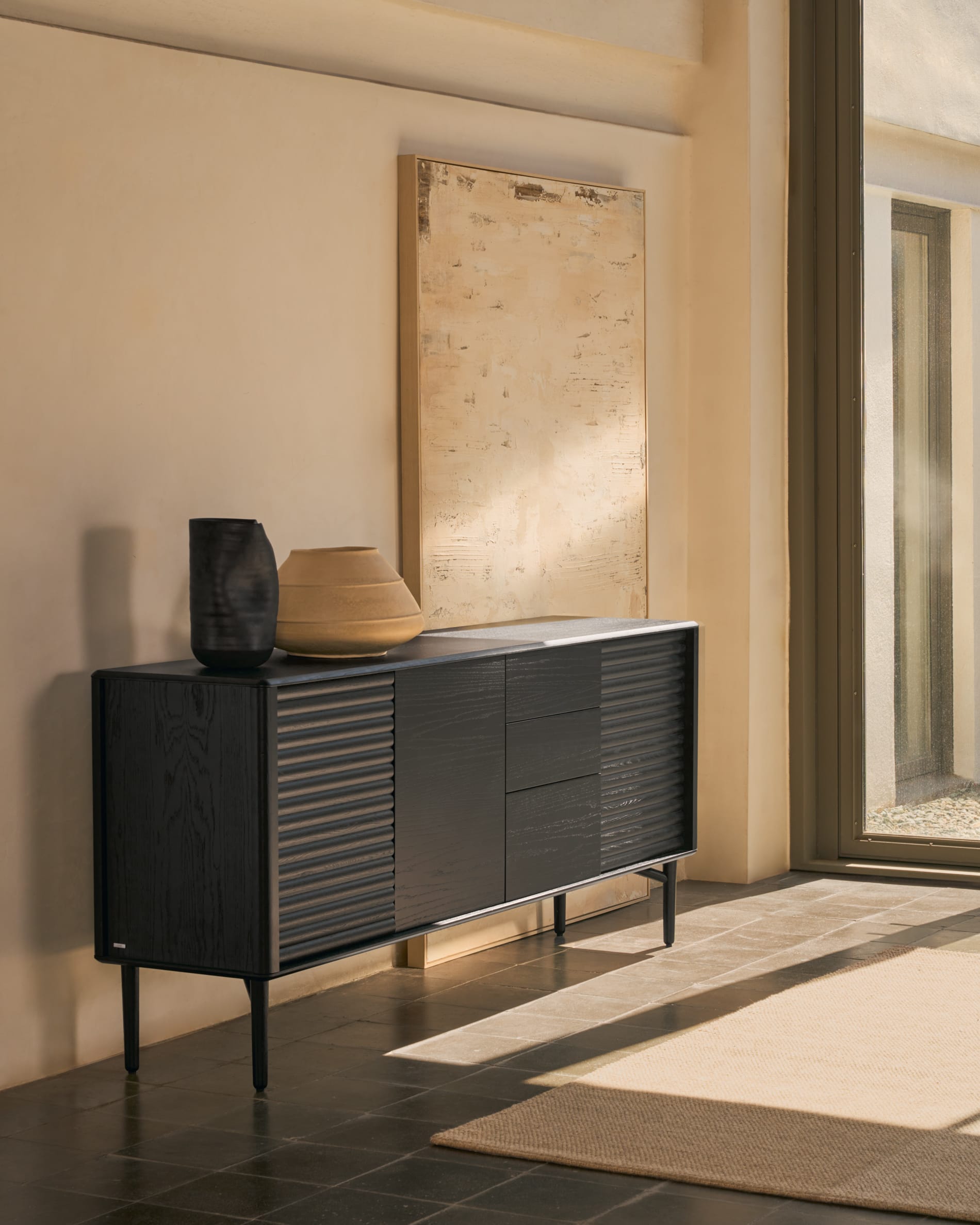 Komoda LENON fornir i lite czarne drewno dębowe do salonu – Kave Home