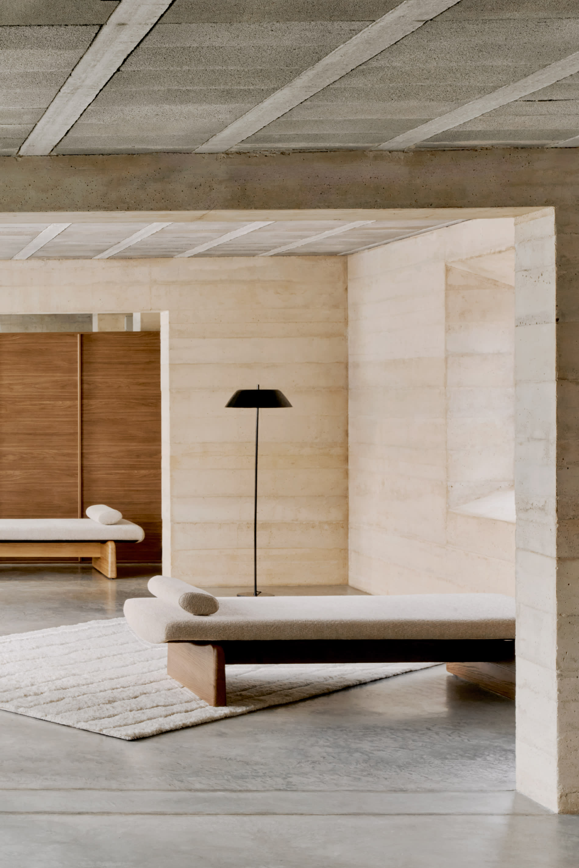 Ligbed TOPAZ beige chenille met een donkere essen basis