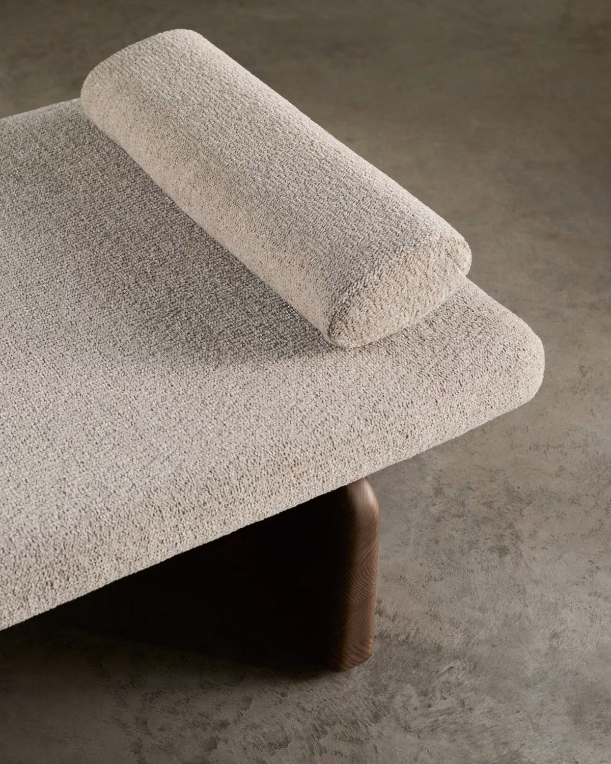 Ligbed TOPAZ beige chenille met een donkere essen basis