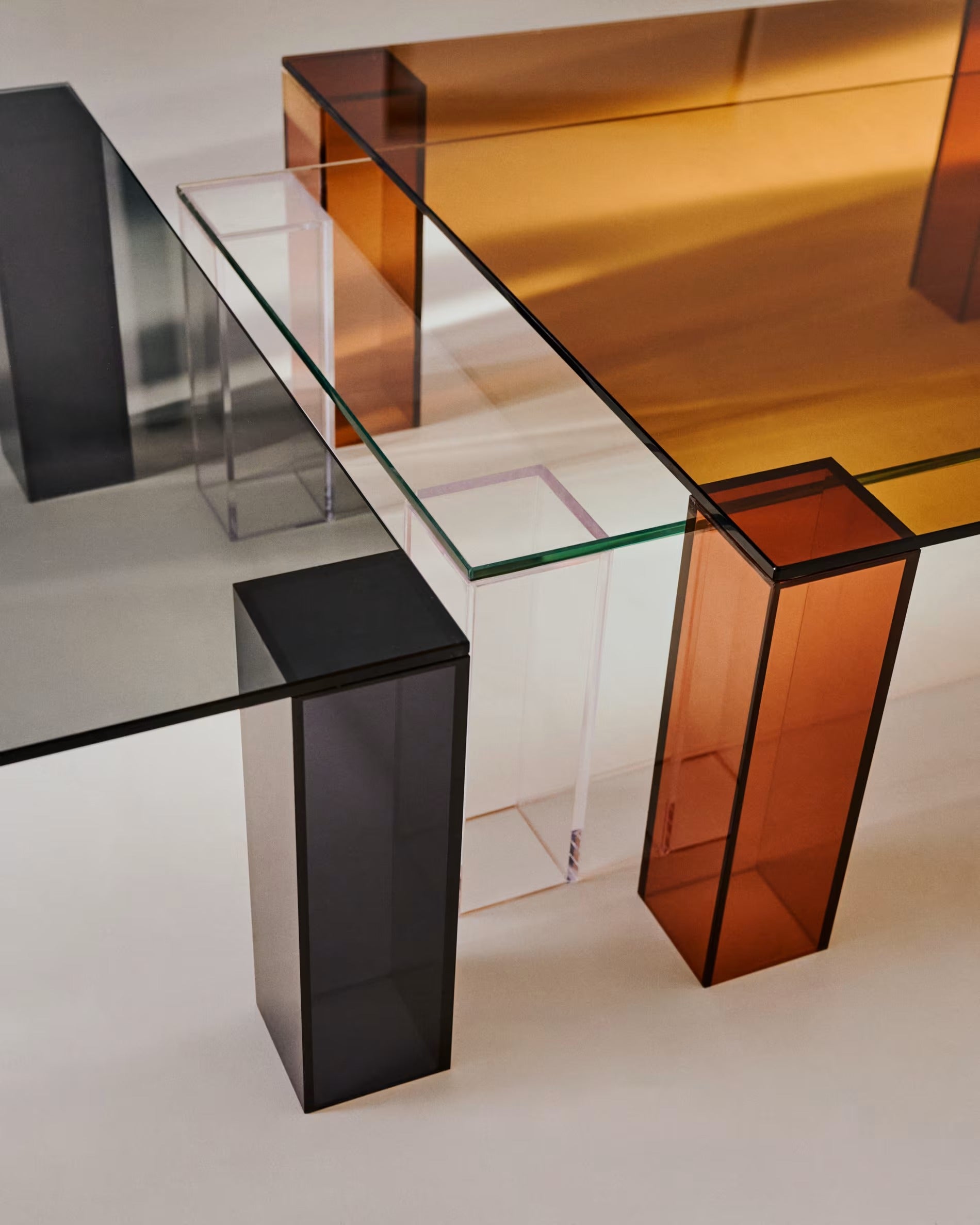 Quadratischer Couchtisch ADULARIA aus transparentem gehärtetem Glas