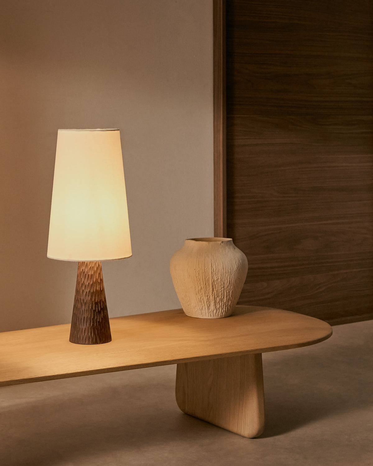 Lampa stołowa AMIRE ciemne drewno mango – ujęcie 2