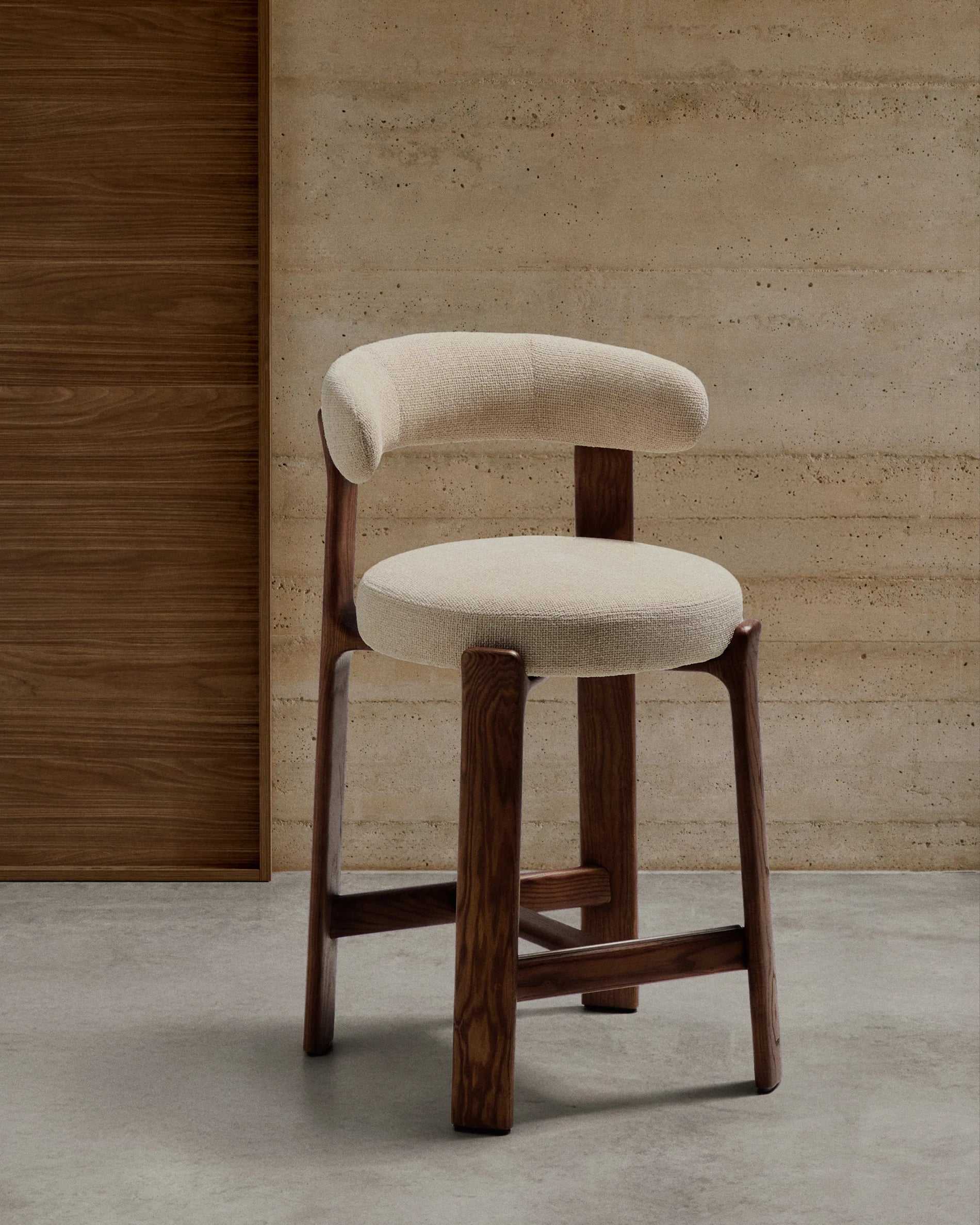 Hocker GRANITE beige chenille met een donkere essen basis