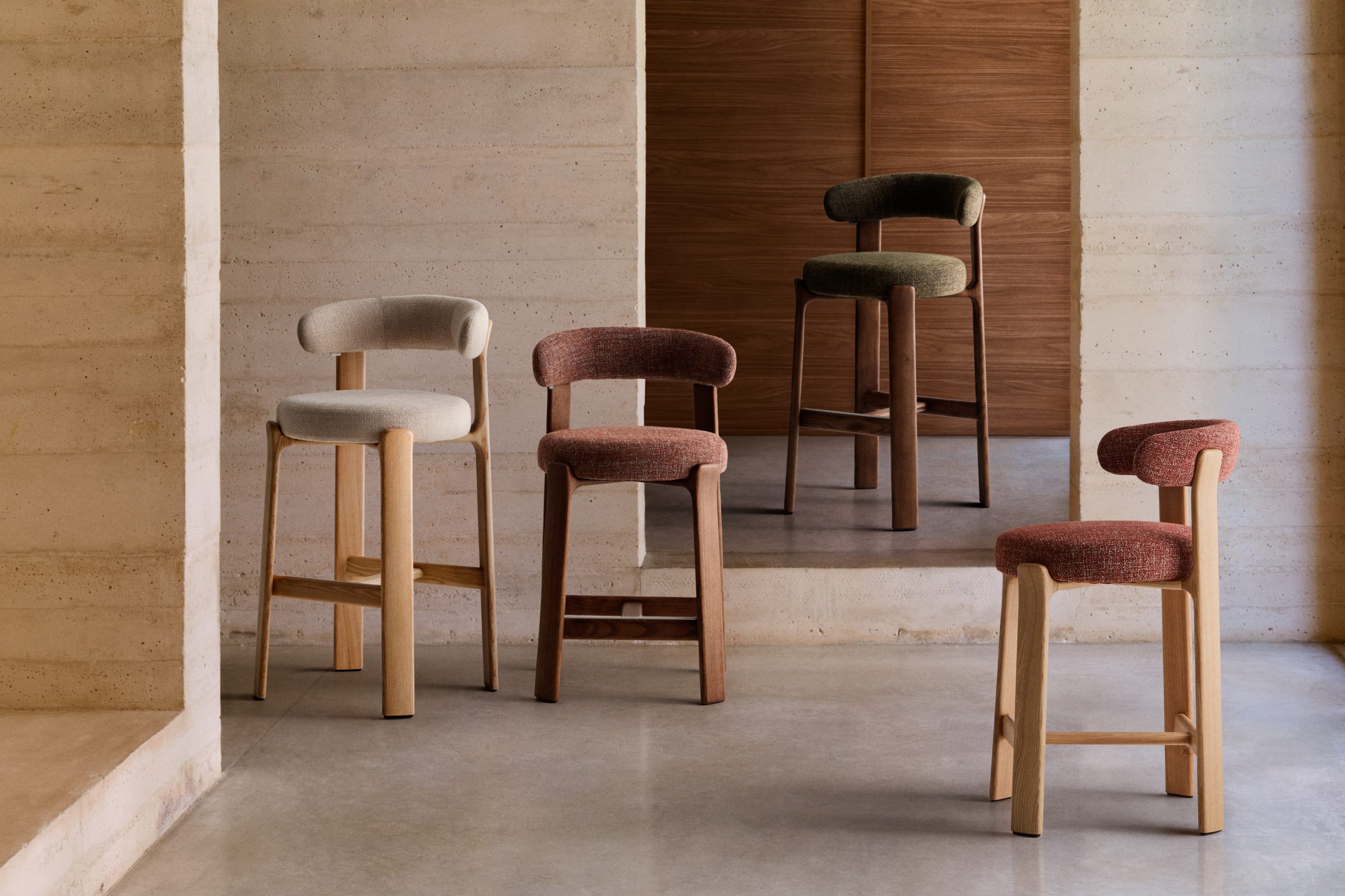 Hocker GRANITE beige chenille met een donkere essen basis