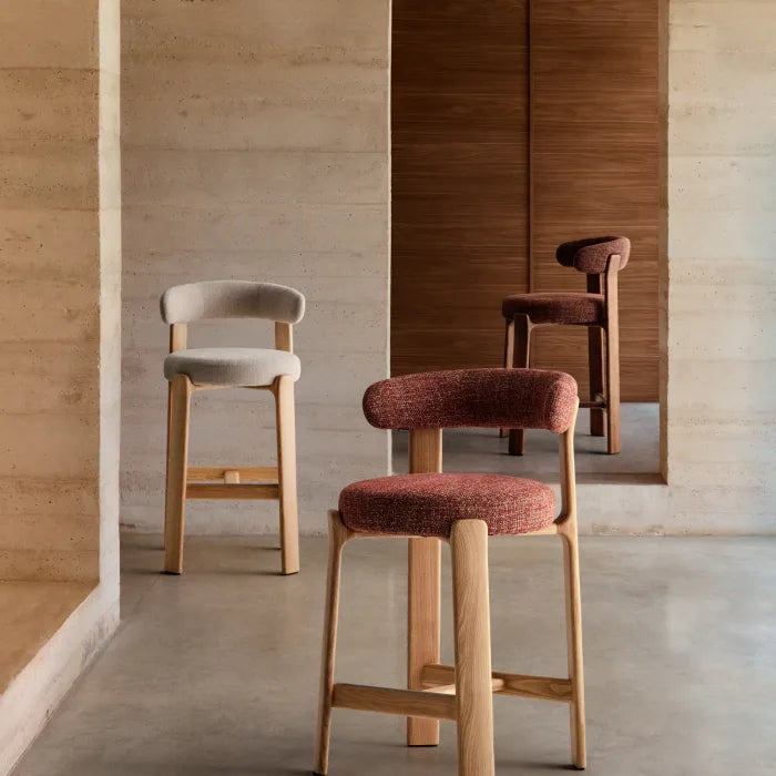 Hocker GRANITE bruin chenille met een donkere essen basis