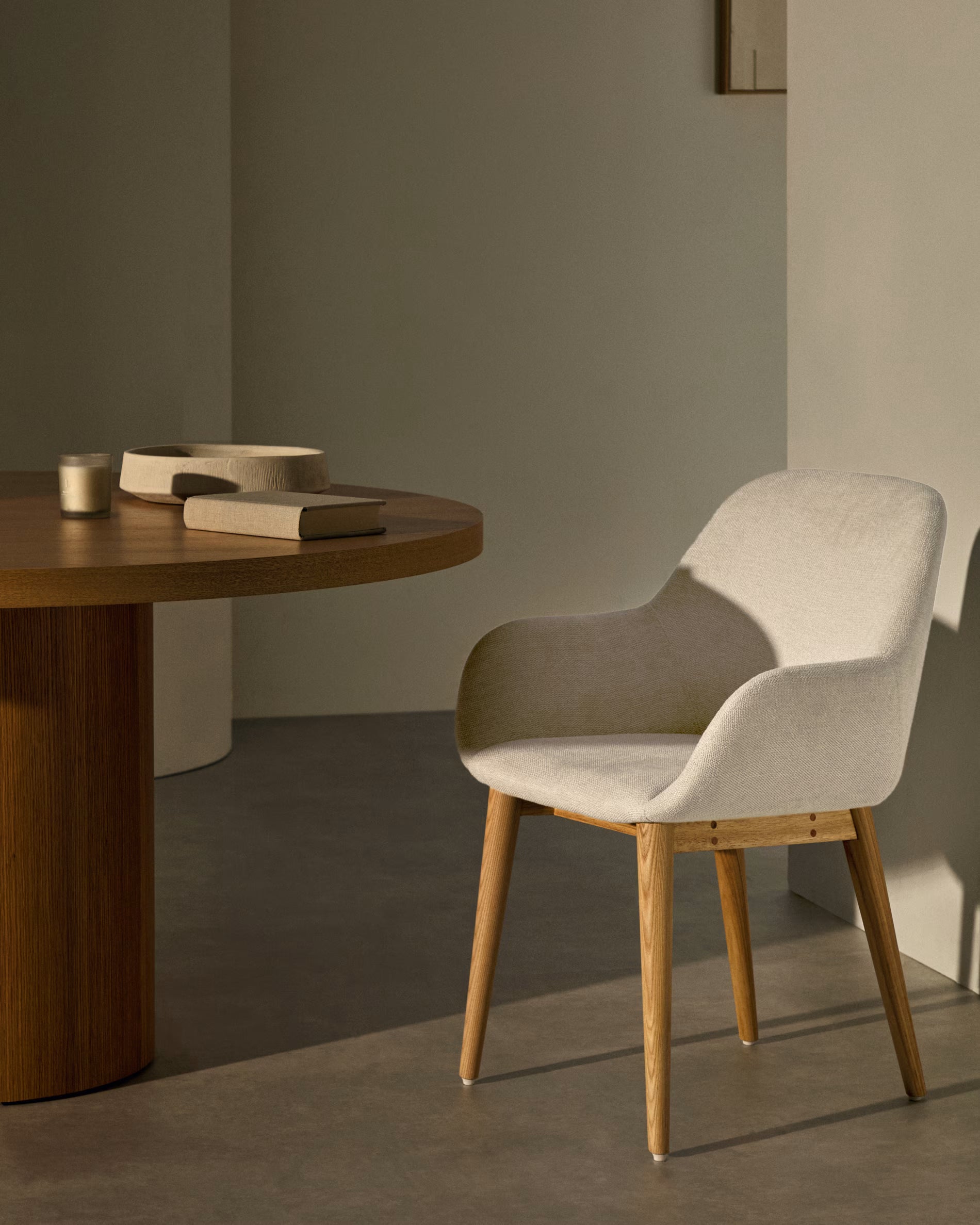 KONNA stoel beige chenille met een essen basis