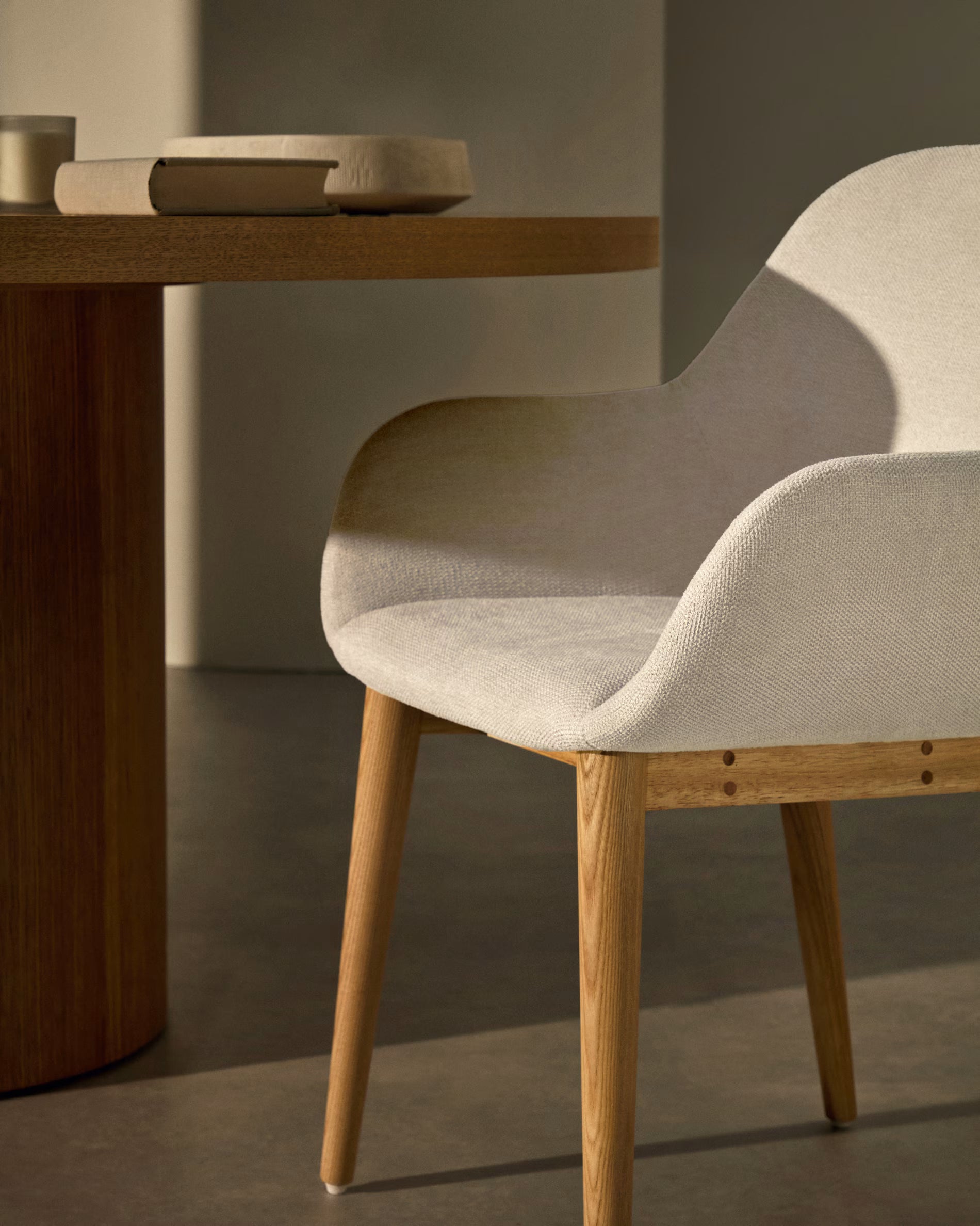KONNA stoel beige chenille met een essen basis