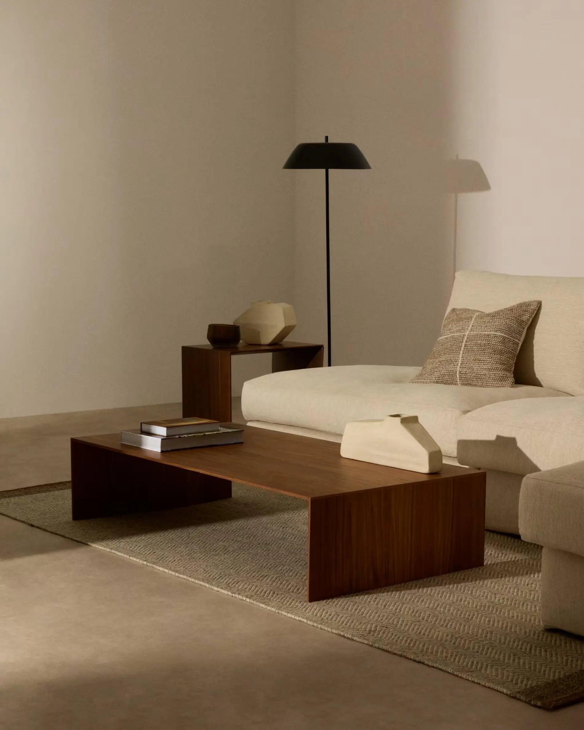 Lampa stojąca SAYRA czarny – Kave Home