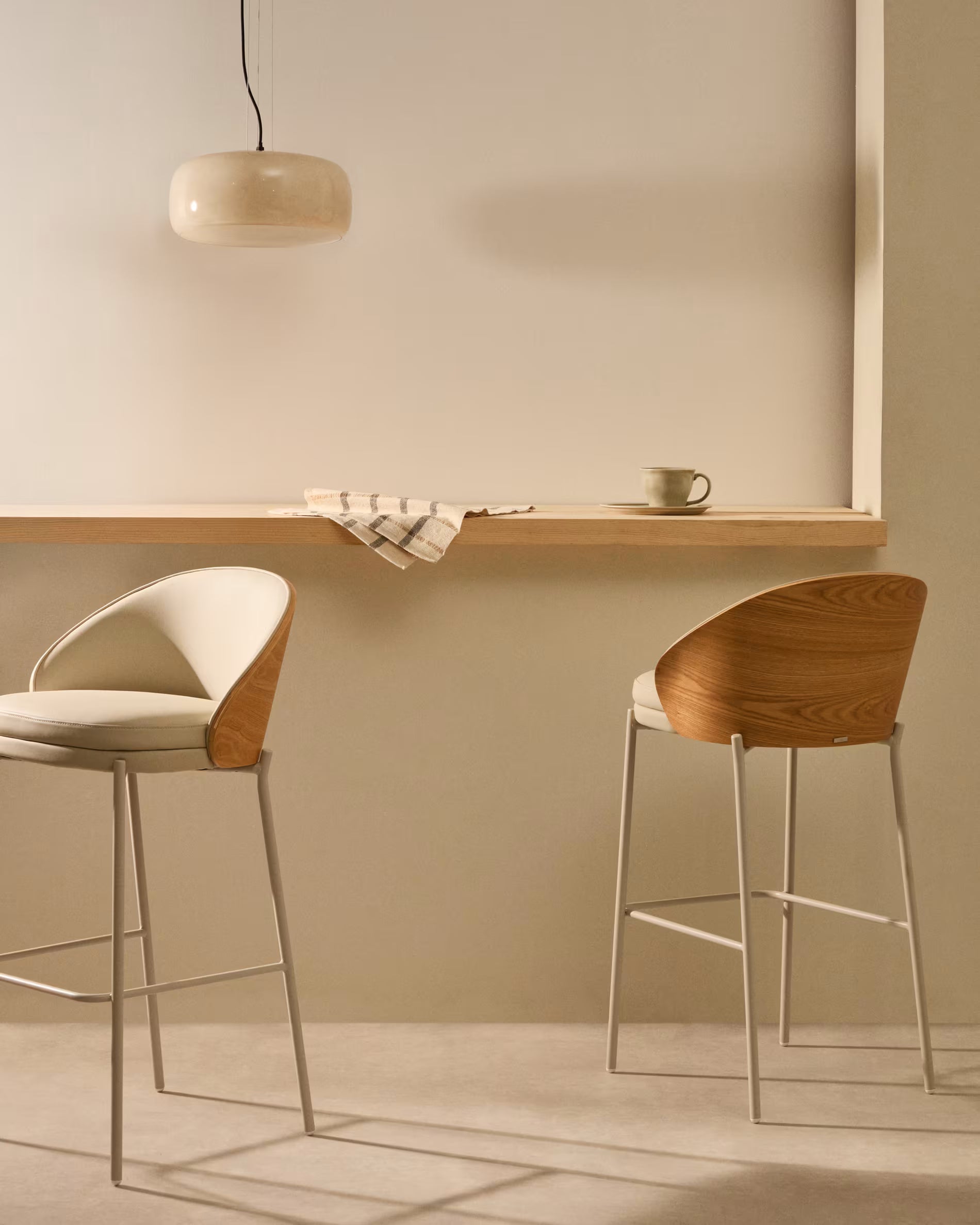 Barkruk EAMY beige kunstleer met essenhouten afwerking