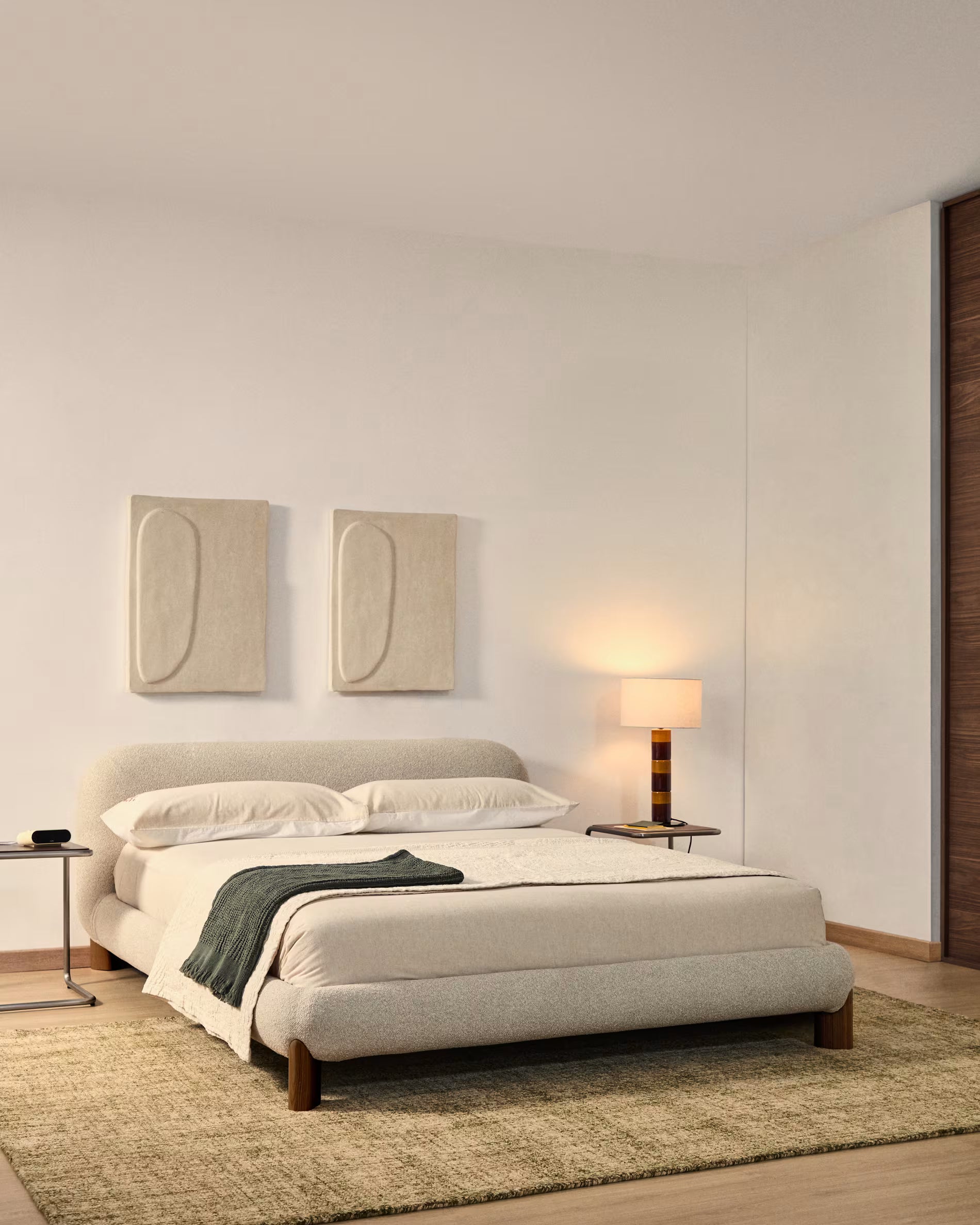 Bett ODINA ecru mit dunkelbraunem Eschenfuß