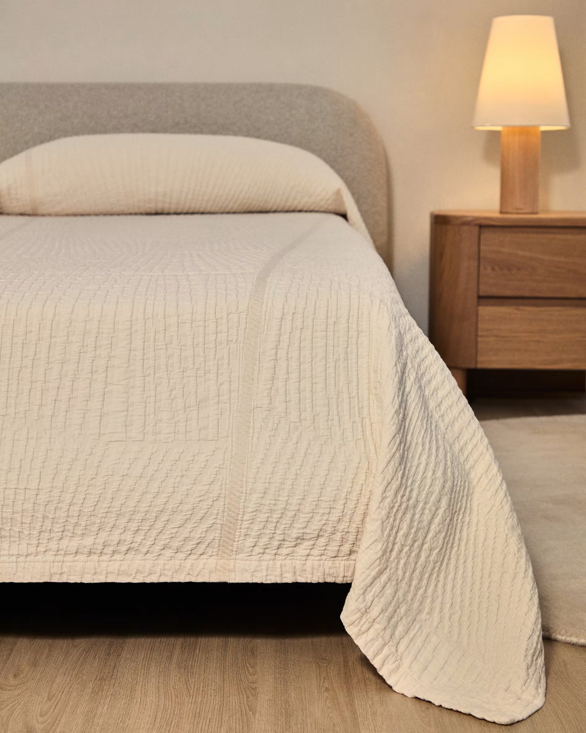 Bett ODINA ecru mit Eschenbasis