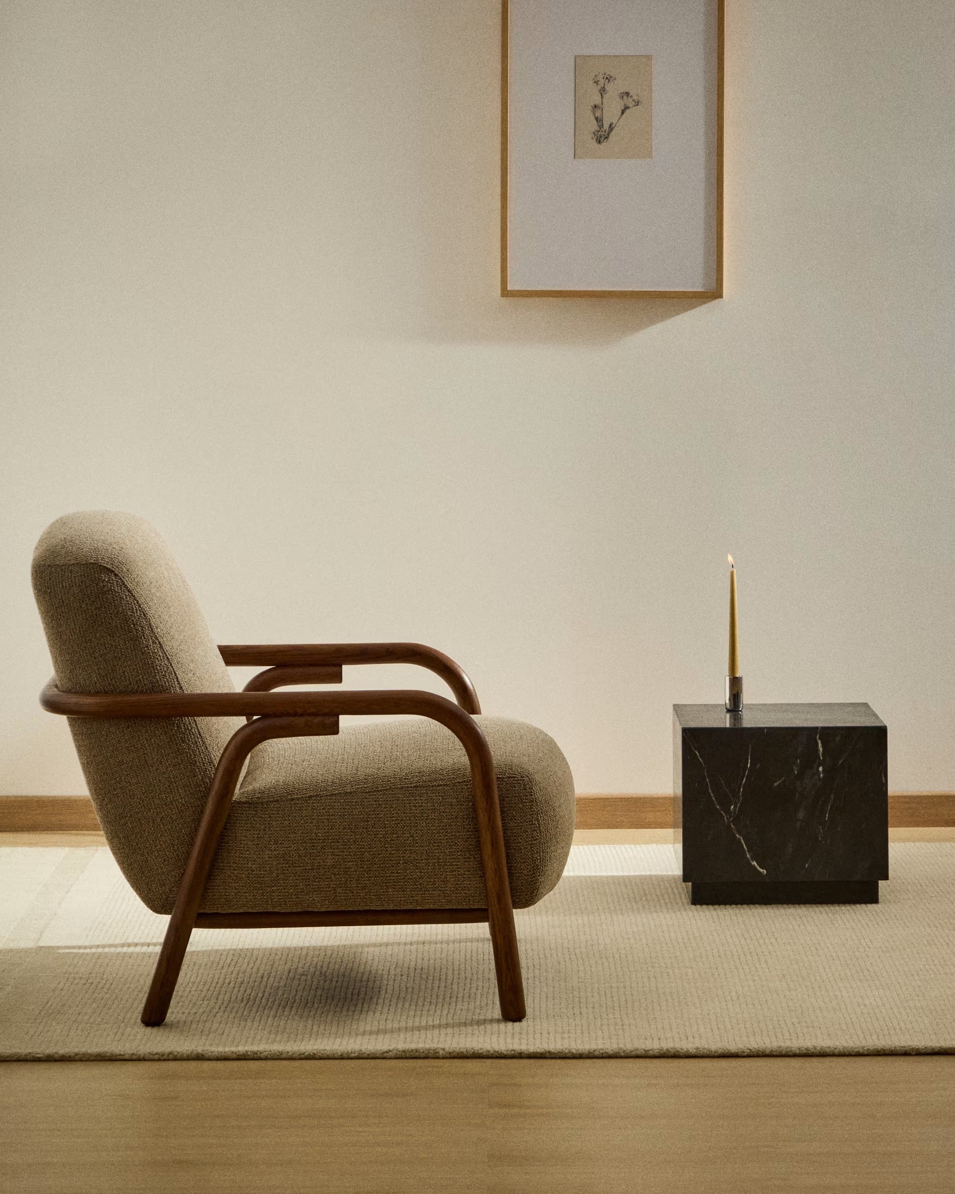 Fauteuil SYLO taupe met een donkere essen basis