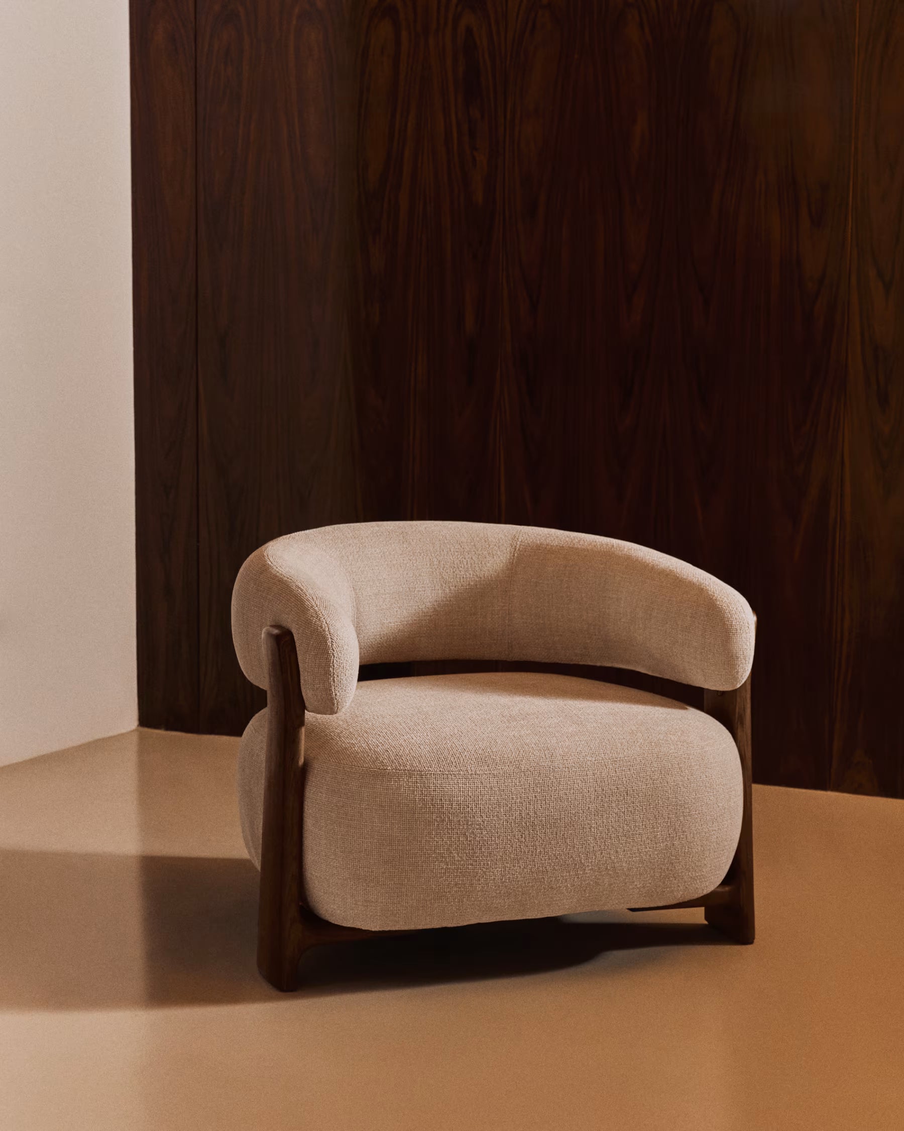 Fotel GRANITE beżowy szenil z ciemną jesionową podstawą – Kave Home