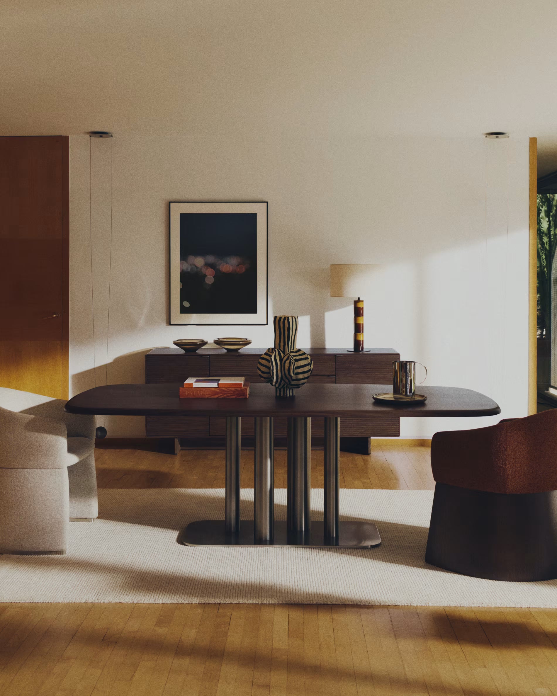 Tafel MELVAR notenhout met stalen basis