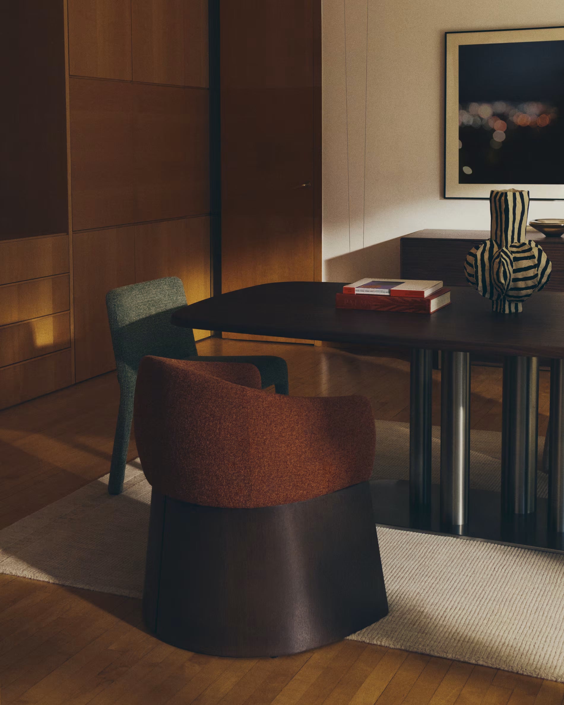 Tafel MELVAR notenhout met stalen basis