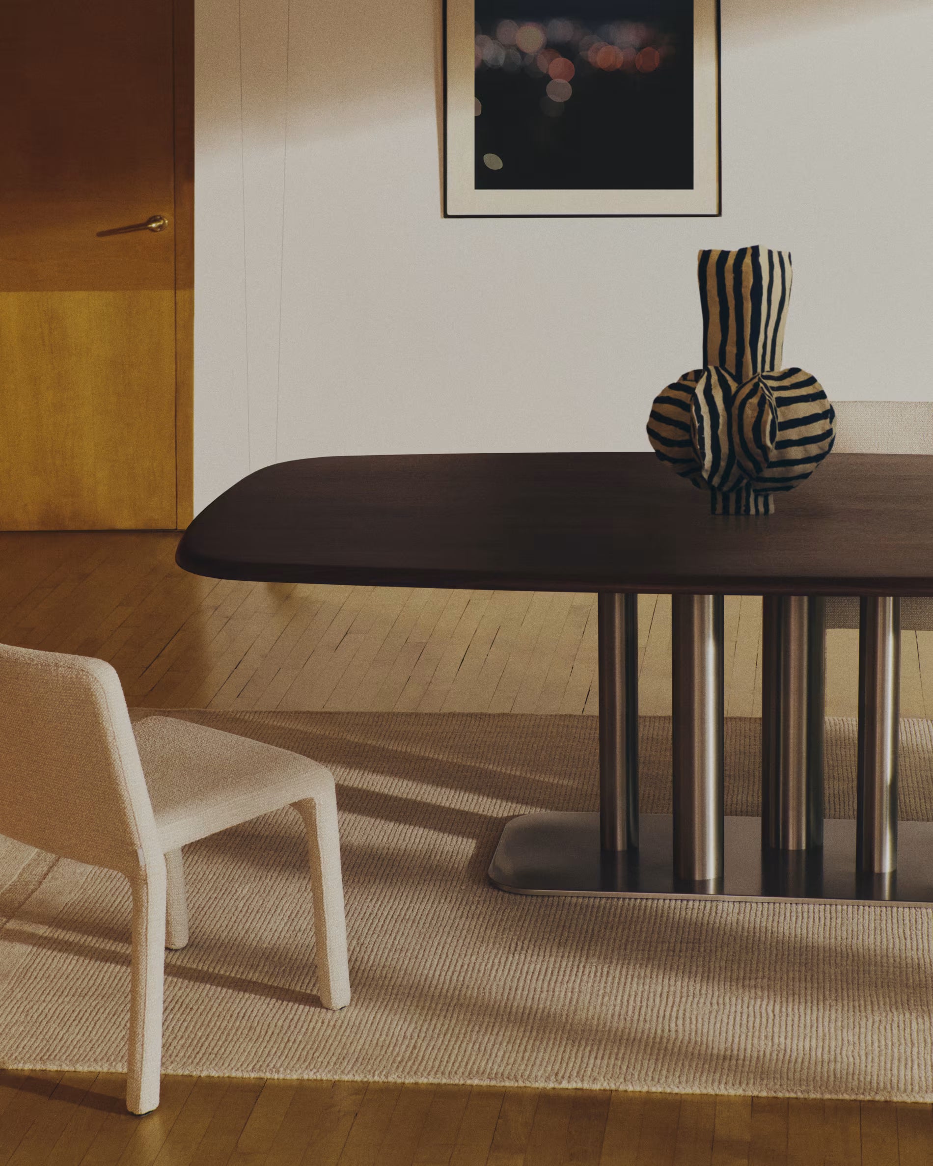 Tafel MELVAR notenhout met stalen basis