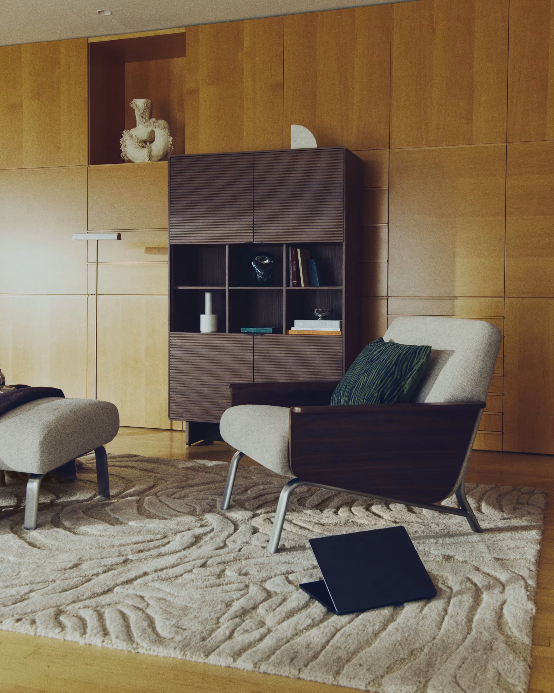 Fauteuil AMSEN lichtbruin met notenhouten multiplex en stalen basis