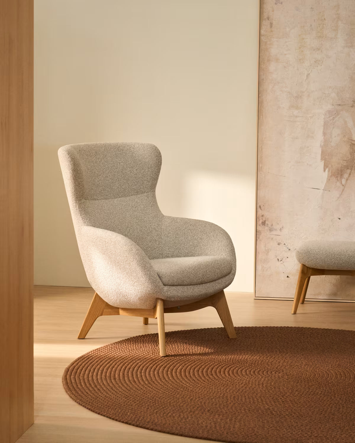 Fauteuil ADIRAN lichtbeige chenille met een donkere eiken basis