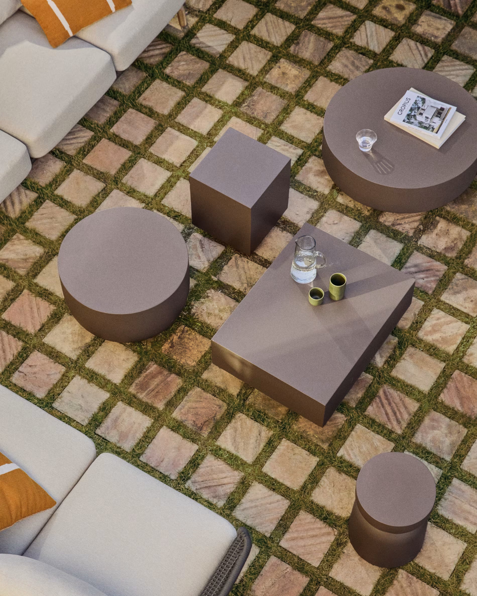 Stolik boczny GARBET brązowy cement – Kave Home