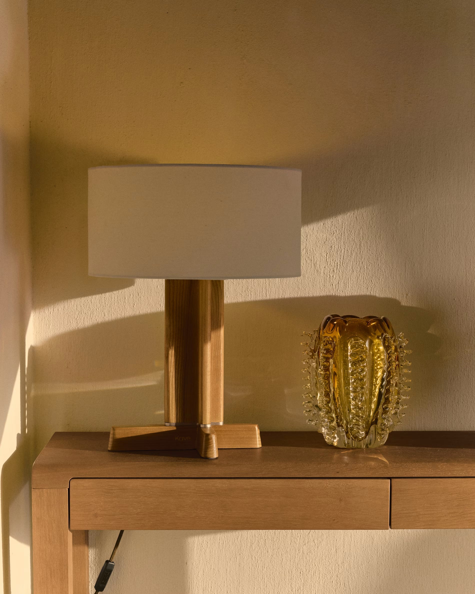 Tischlampe NIANI grau mit Holzfuß