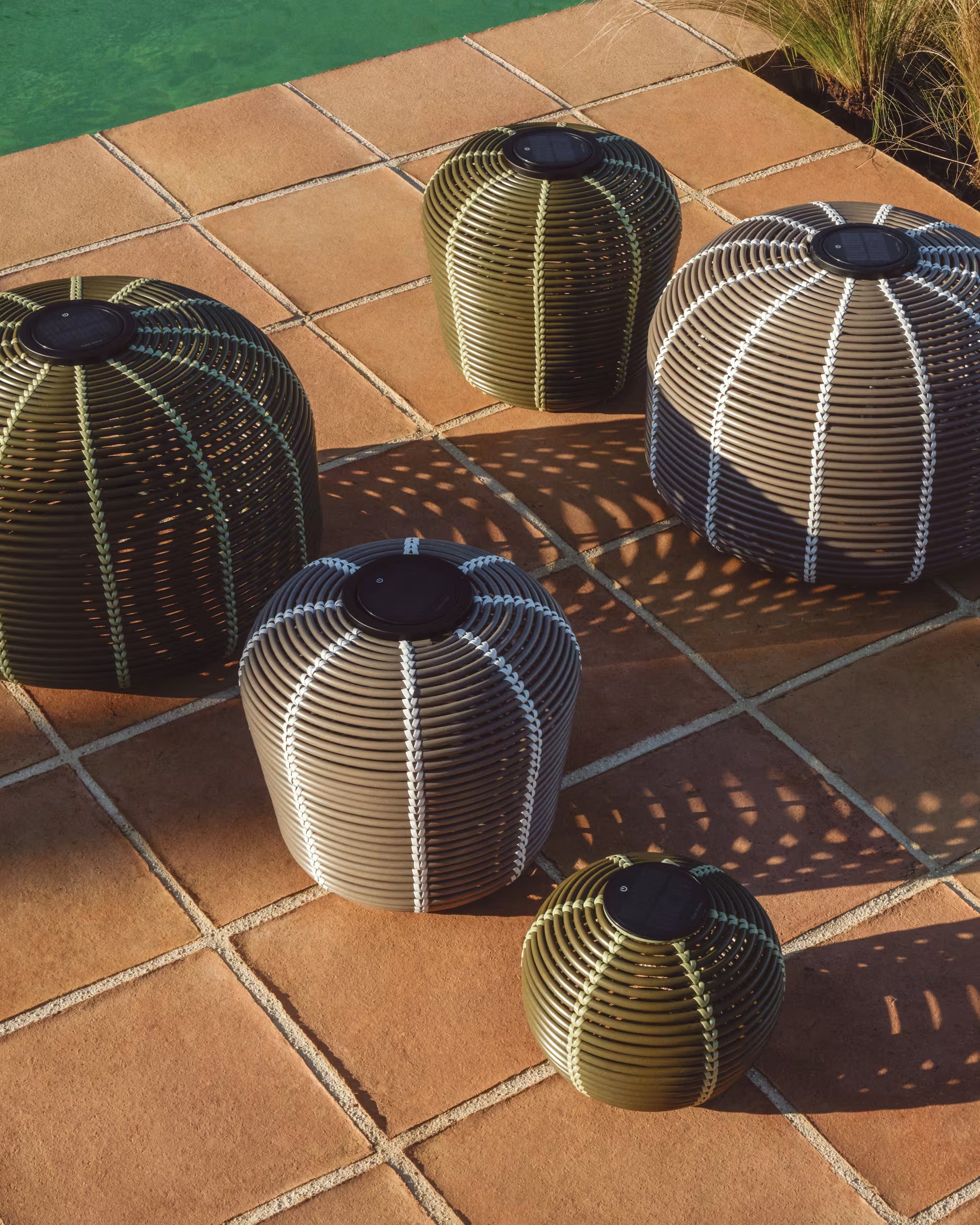 Lampa ogrodowa solarna GAROINA taupe syntetyczny rattan – Kave Home