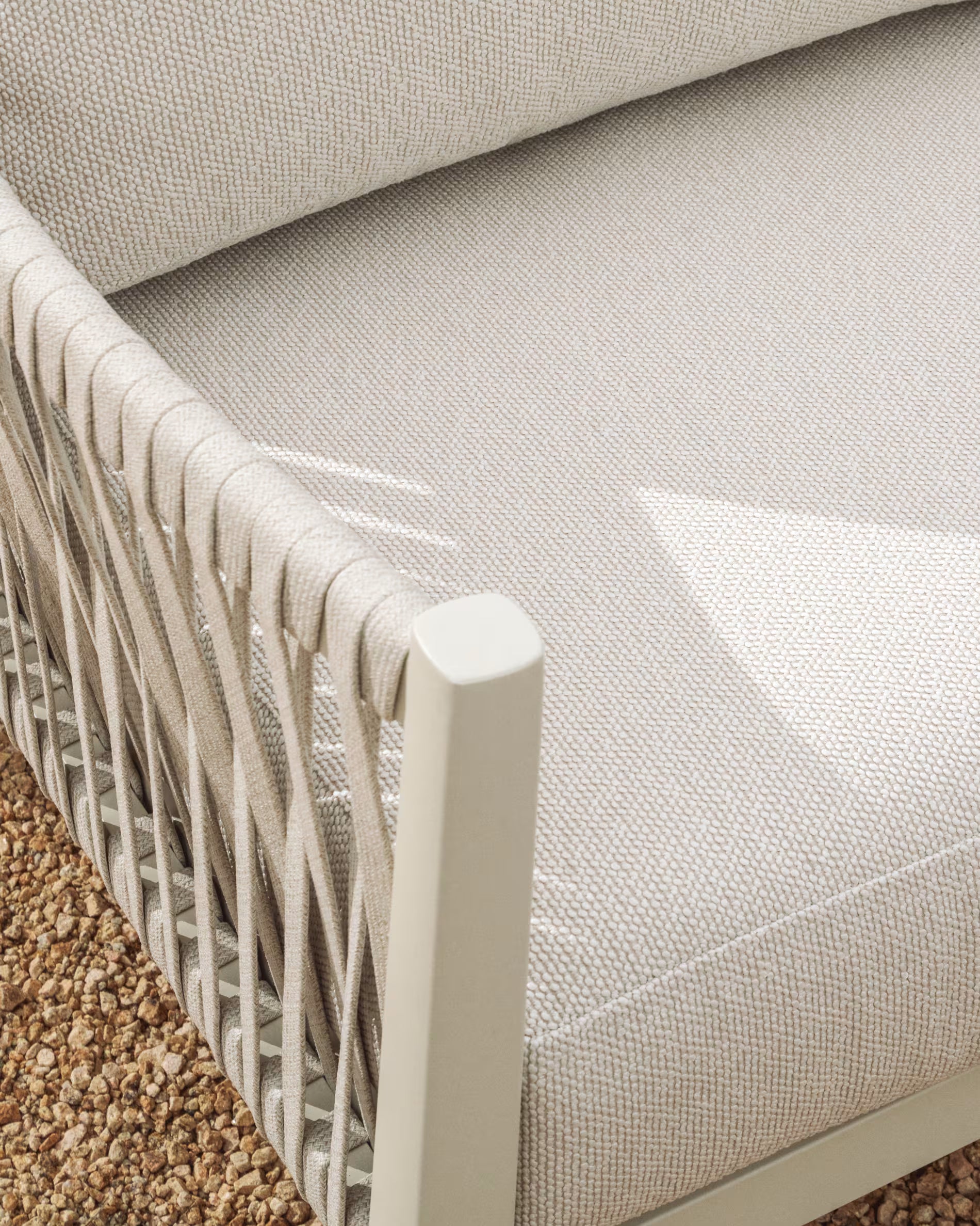 ALERIA Beige Garden Set with Light Base
