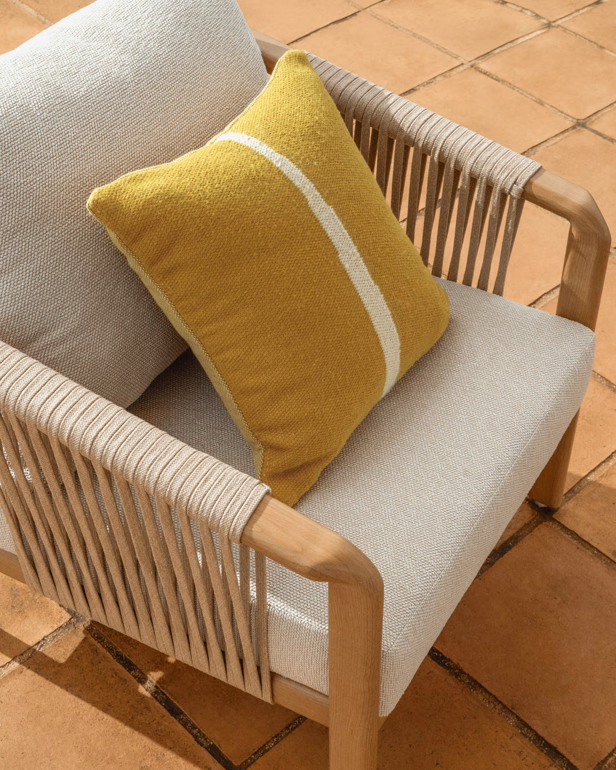 Zestaw ogrodowy SIRTE ecru z aluminiową podstawą imitującą drewno na taras i do ogrodu – Kave Home