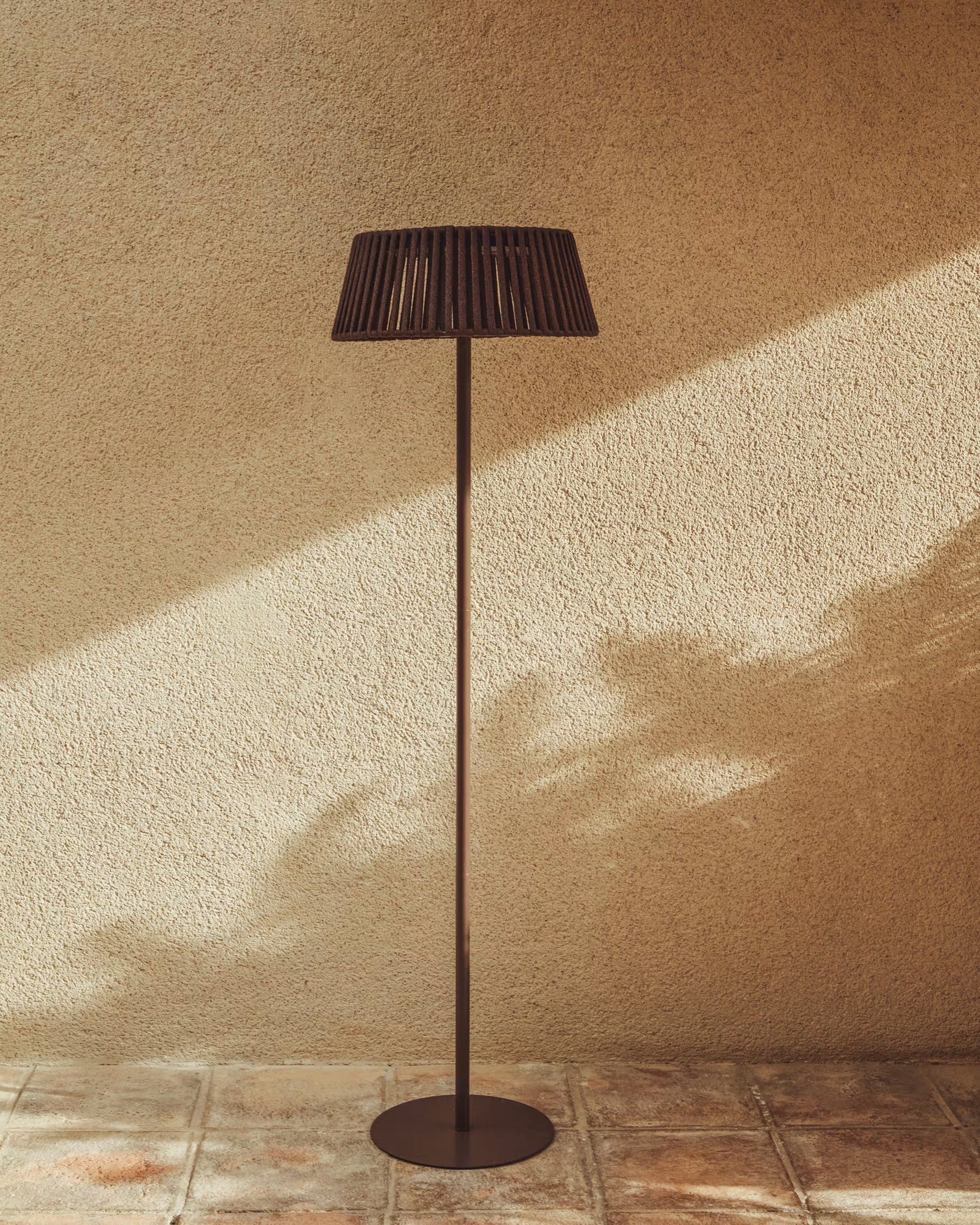 Lampa ogrodowa podłogowa solarna ALDET brązowy na taras i do ogrodu – Kave Home