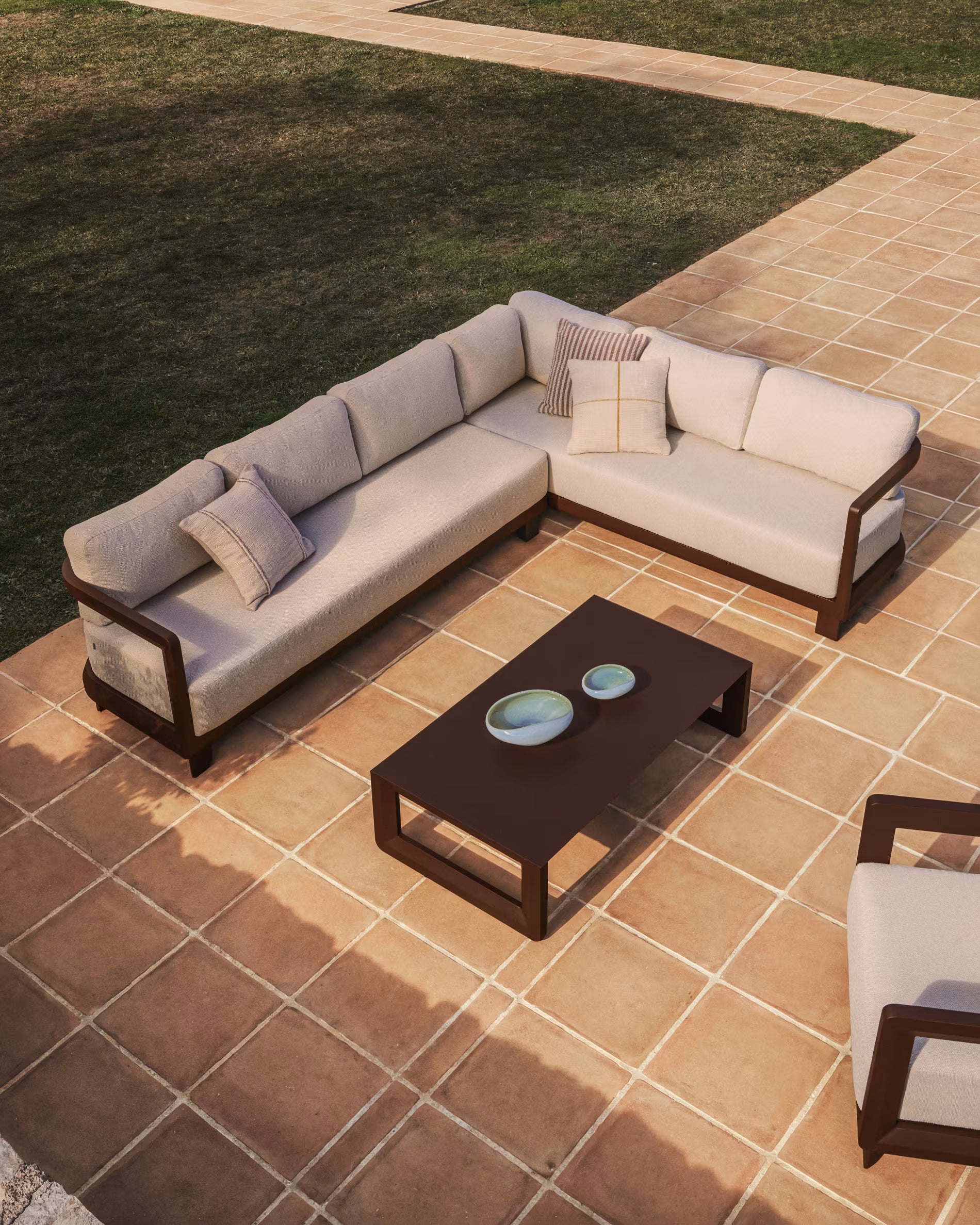 Sofa ogrodowa 3-osobowa NERANO jasnobeżowy z brązową podstawą – Kave Home