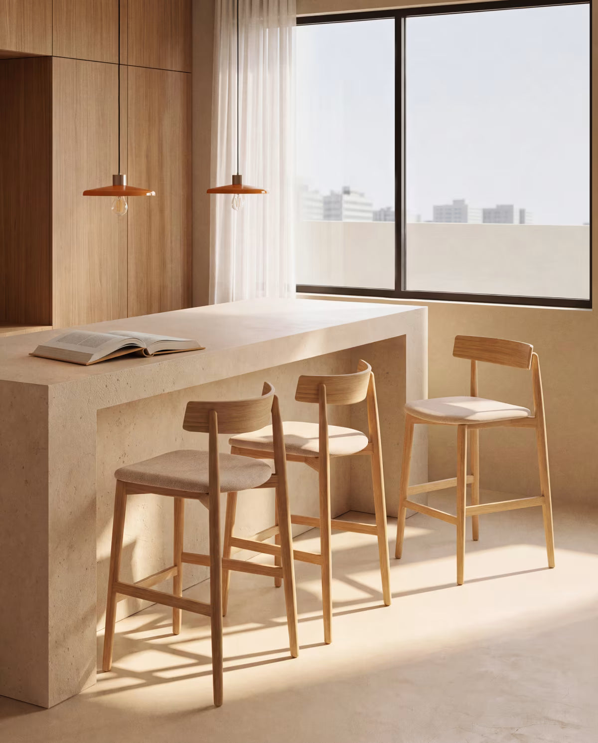 Barstoel EVERA beige chenille met een gefineerde eiken basis