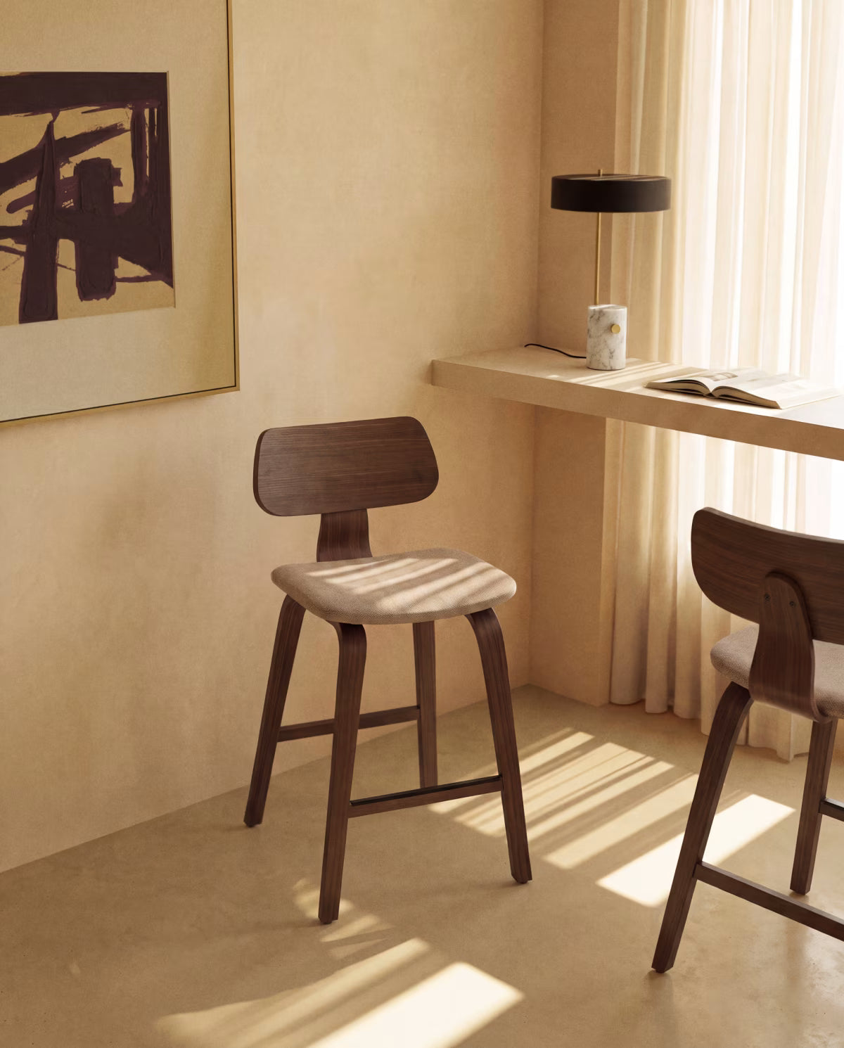 Barkruk GENA beige chenille met een gefineerde notenhouten basis