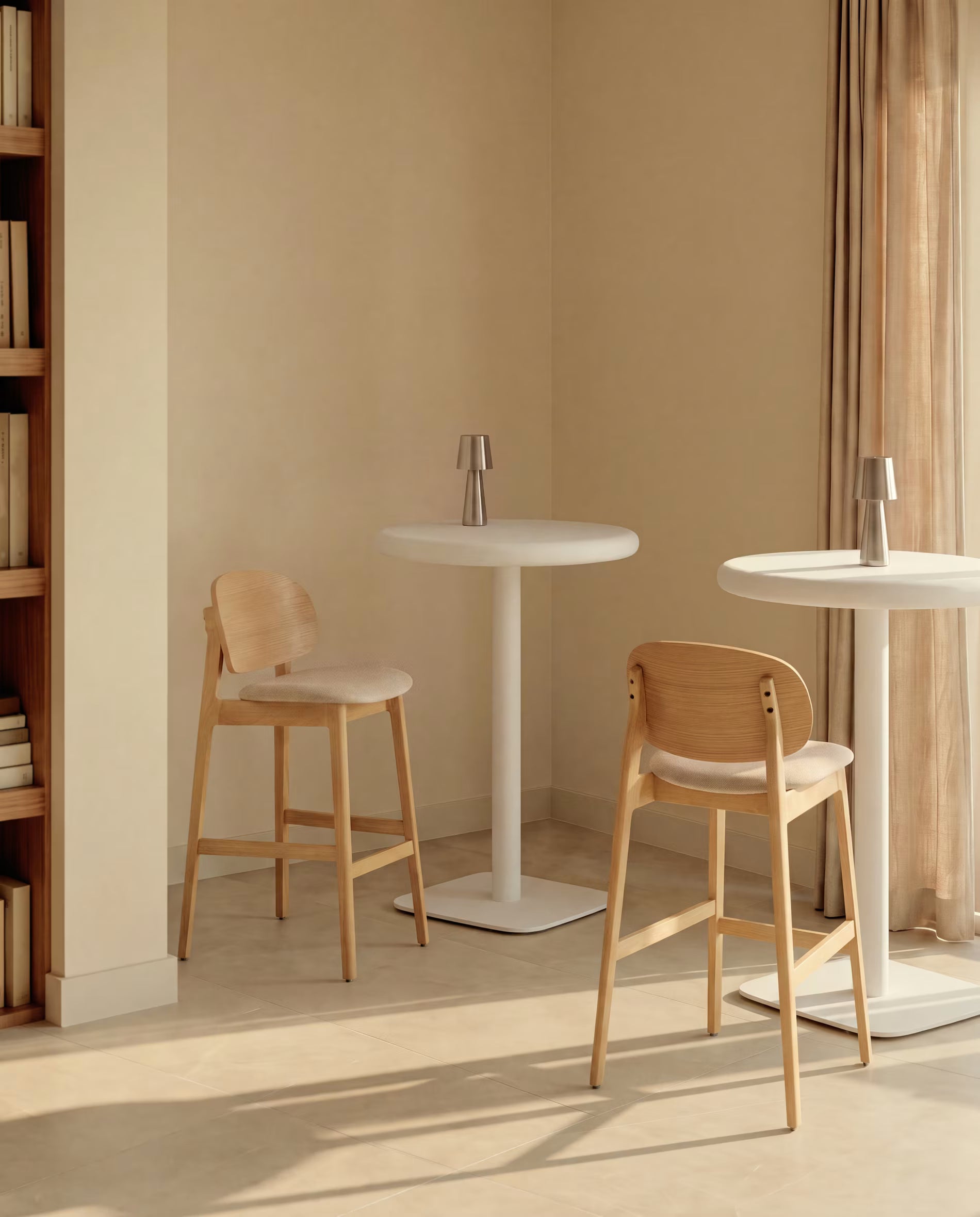 Barstoel LUDARA beige chenille met een gefineerde eiken basis