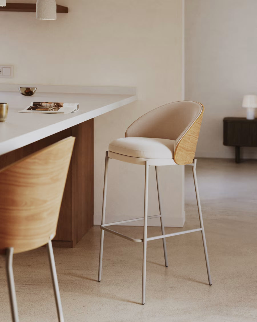 EAMY barstoel beige chenille met essenhouten afwerking